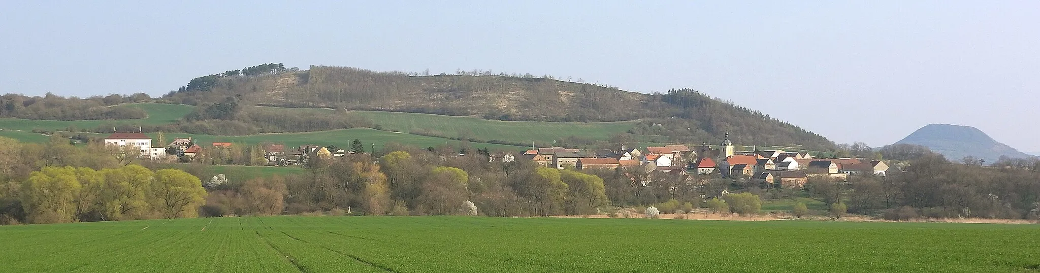 Photo showing: Vrch Dlouhá nad obcí Kozly (vpravo v pozadí vrch Oblík), jaro 2019