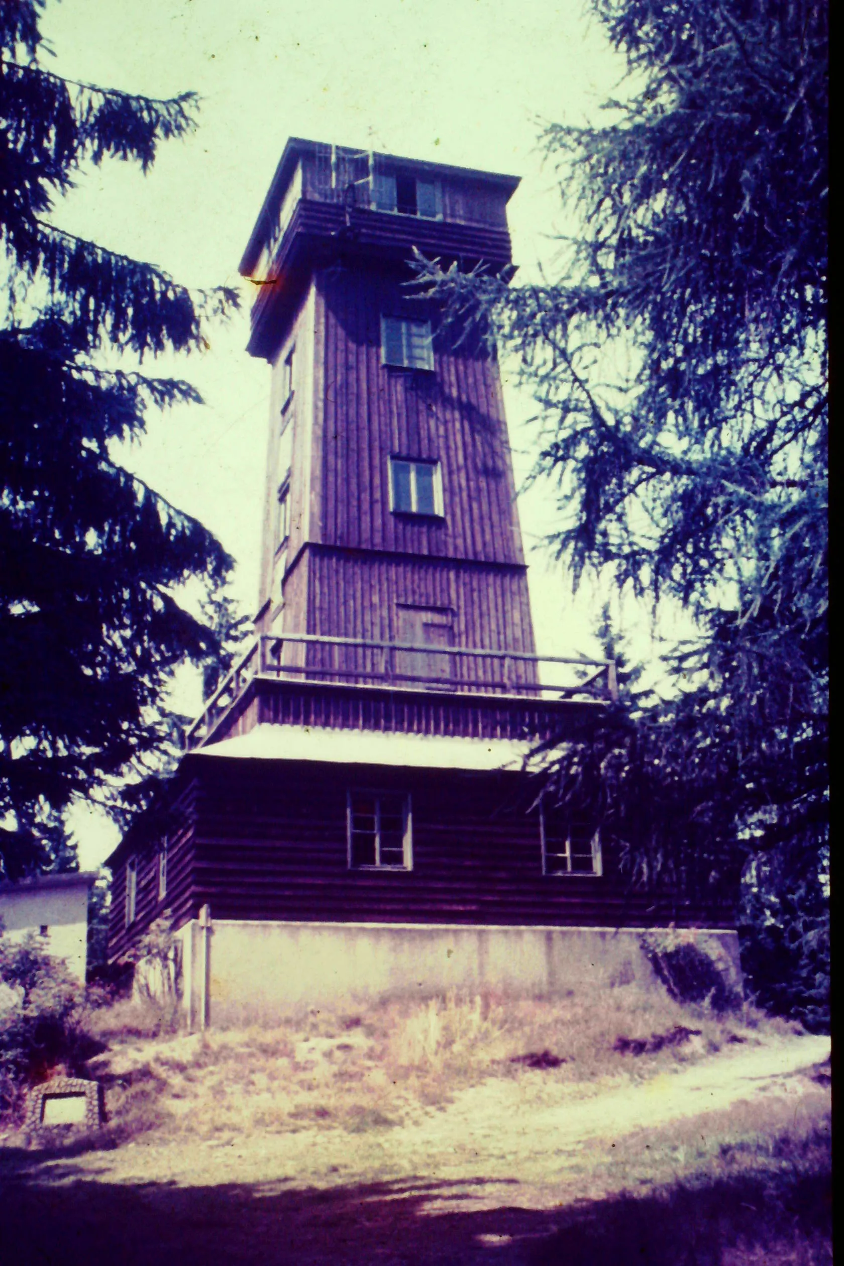 Photo showing: Der alte Aussichtsturm auf dem Kapellenberg wenige Monate vor seiner Sprengung im Jahr 1982