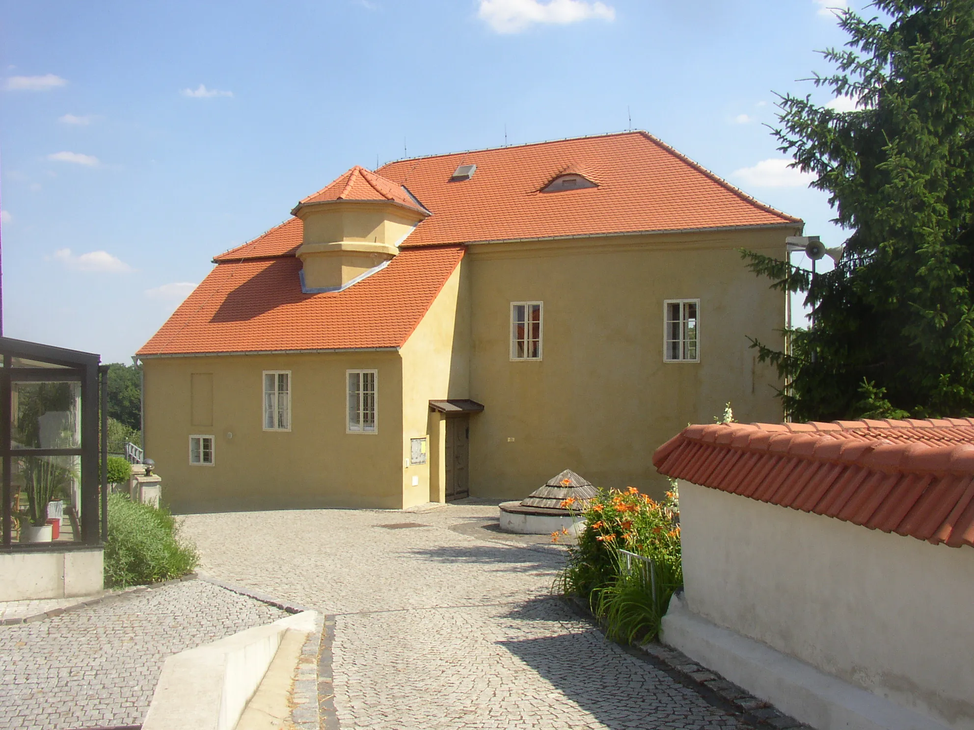 Photo showing: Brozany nad Ohří, Litoměřice District, Czech Republic. Brozany Castle, originally a Gothic fort from early 15th century, rebuilt wizh lavish Renaissance decoration by Zikmund Brozanský of Vřesovice in 1560s and by Jan Zbyněk Zajíc of Hazmburk in 1600s. Set in fire by Saxon army in 1631, after another fire in 1880 lowered by two floors. Nowadays in property of the town, opened for tourists after restoration in 2005.