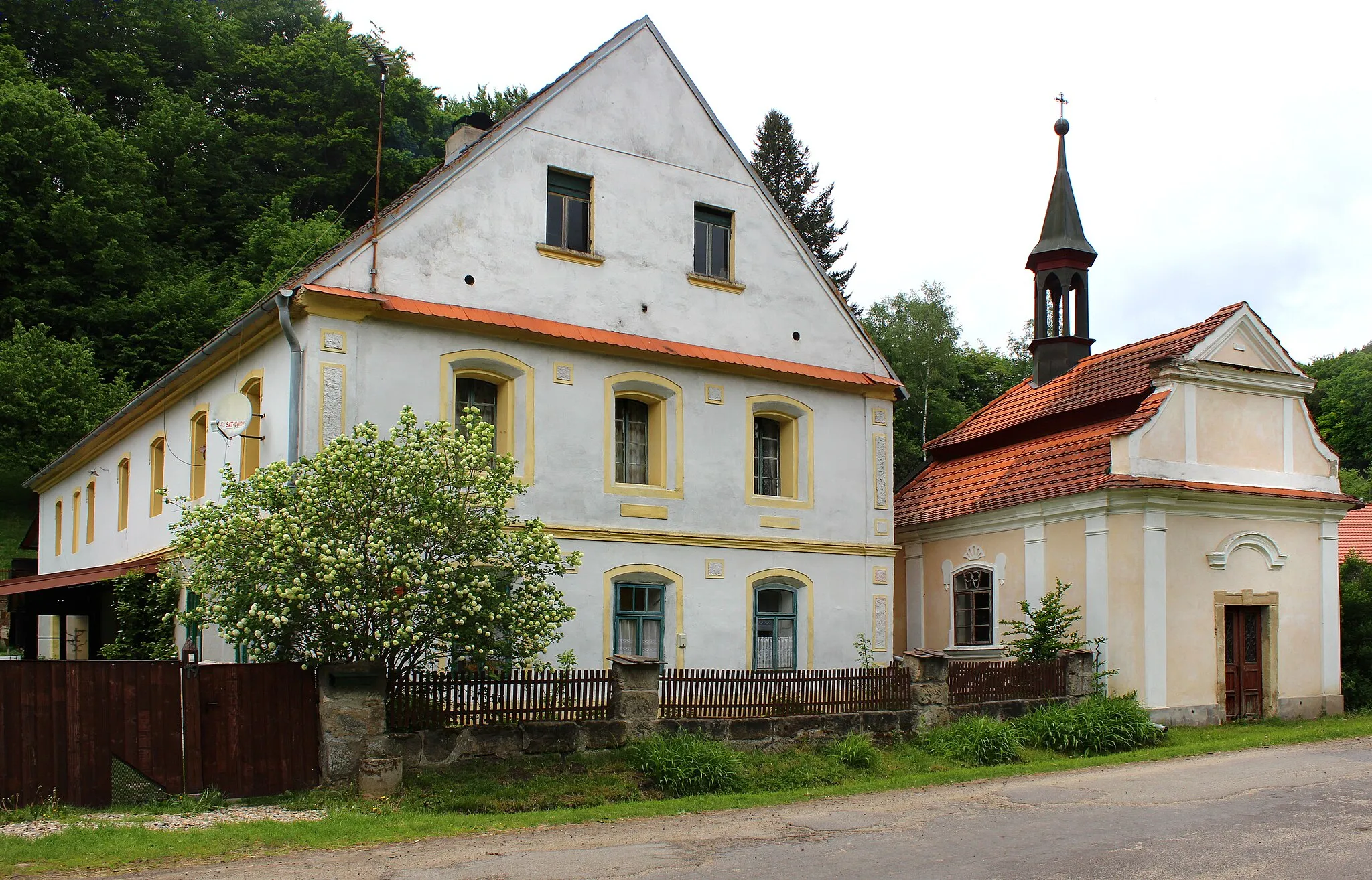 Photo showing: Small chapel Osinalice, part of Medonosy municipality, Czech Republic