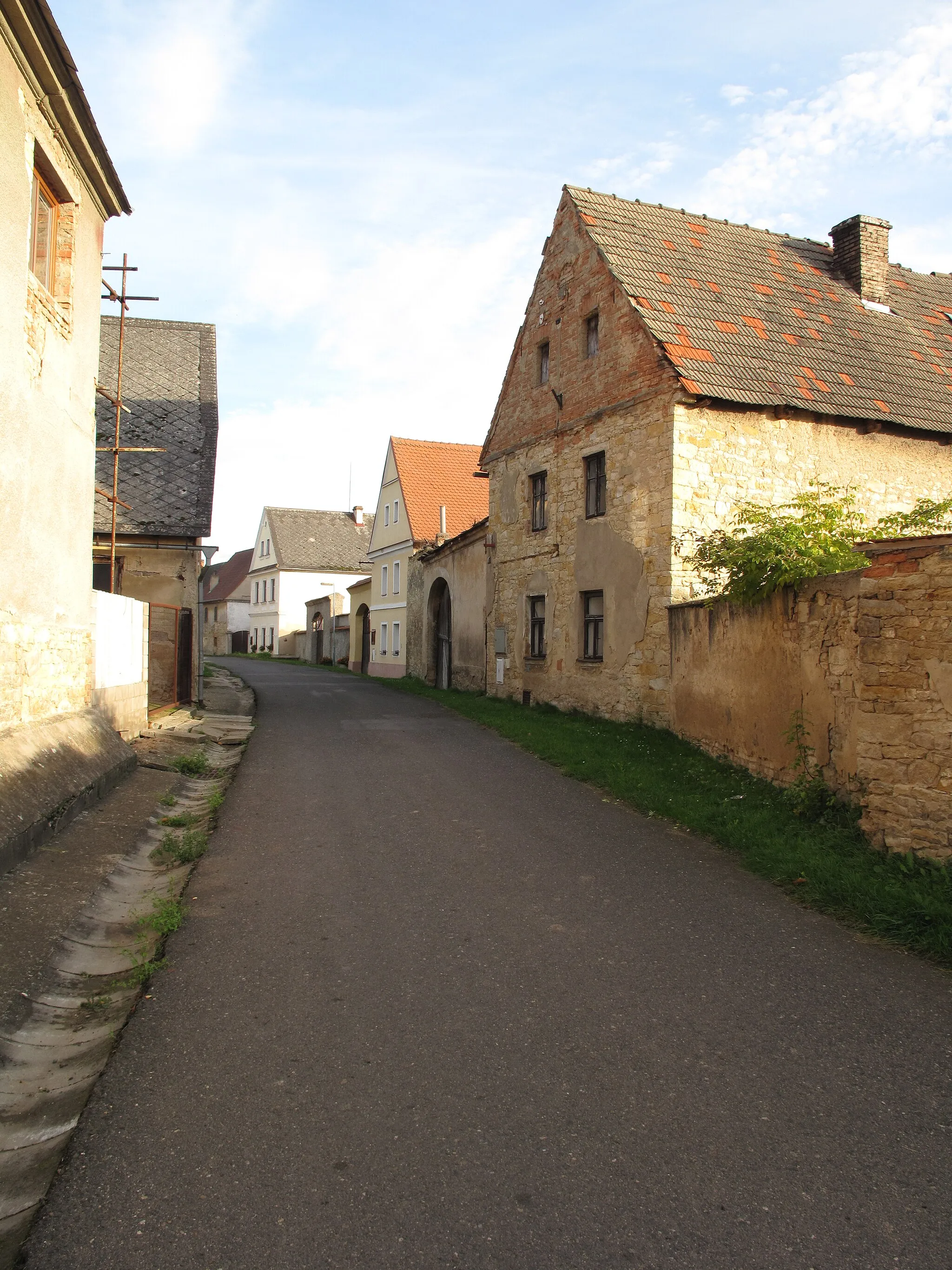 Photo showing: Streetin Malešov. District of Litoměřice, Czech Republic.