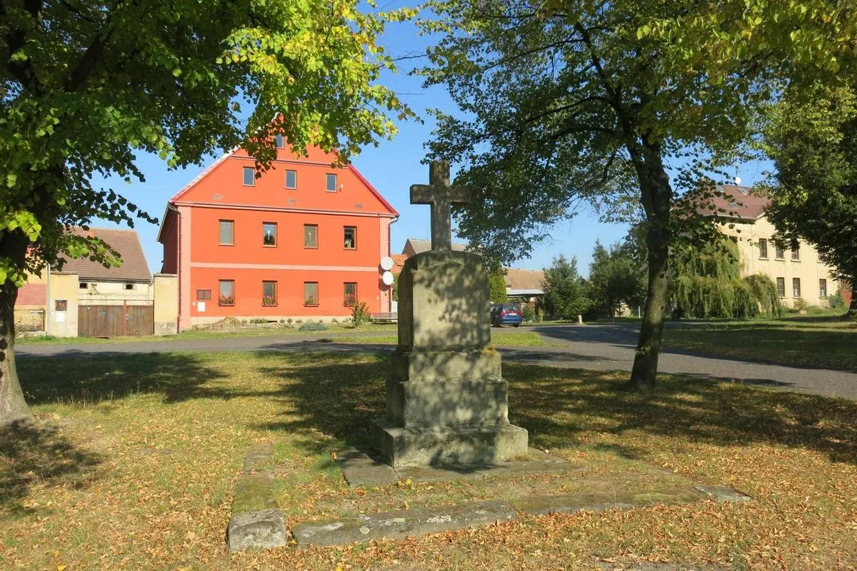 Photo showing: Wayside cross in Hoštka in Litoměřice District – entry no. 23507.
