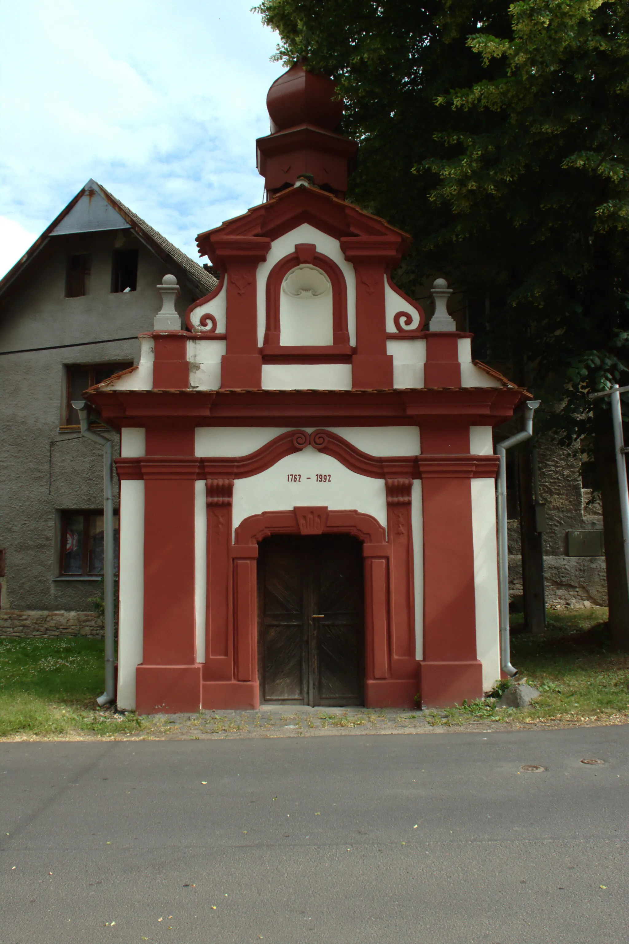 Photo showing: A chapel at the main crossroad in the village of Svařenice, Ústí Region, Cz