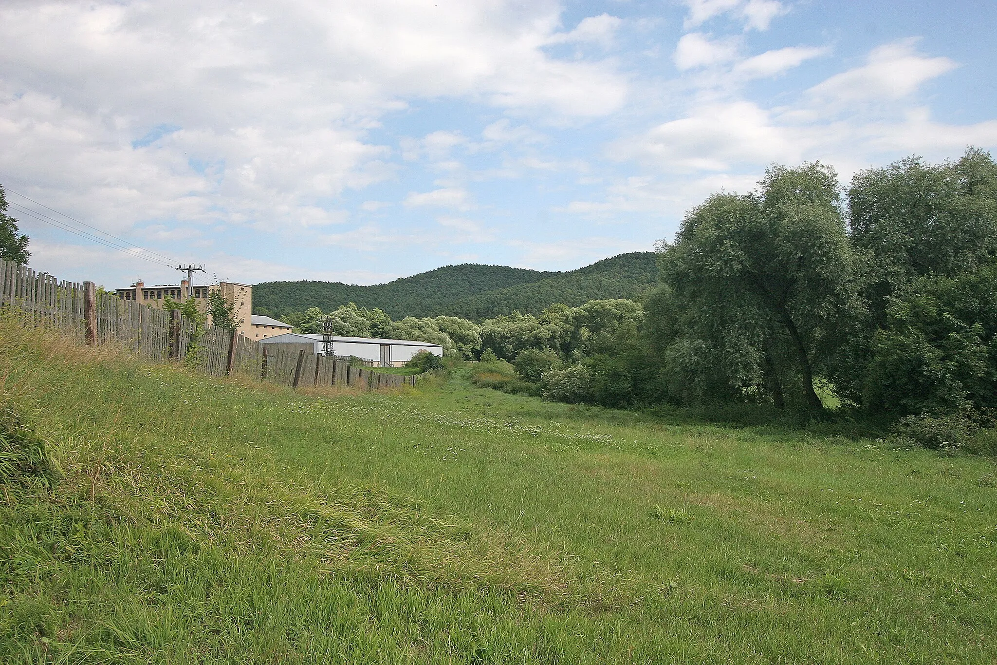 Photo showing: Tetčiněves farma
Camera location 50° 33′ 31.04″ N, 14° 20′ 36.47″ E View this and other nearby images on: OpenStreetMap 50.558622;   14.343464

This file was created as a part of the photographic program of Wikimedia Czech Republic. Project: Foto českých obcí The program supports Wikimedia Commons photographers in the Czech Republic.