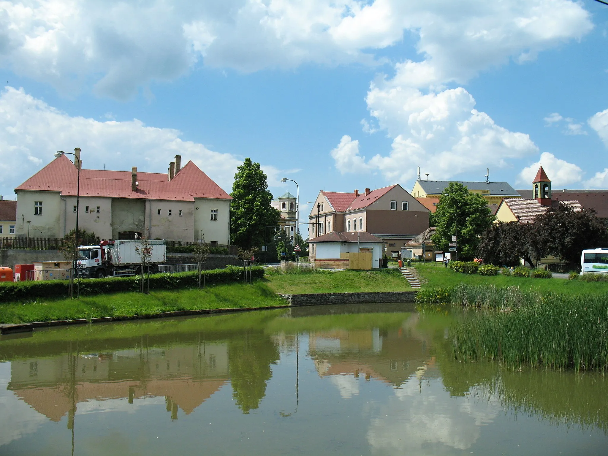 Photo showing: Pohled na centrum města Dubá v okrese Česká Lípa s památkově chráněnými budovami pošty, kostela a českobratrské modlitebny