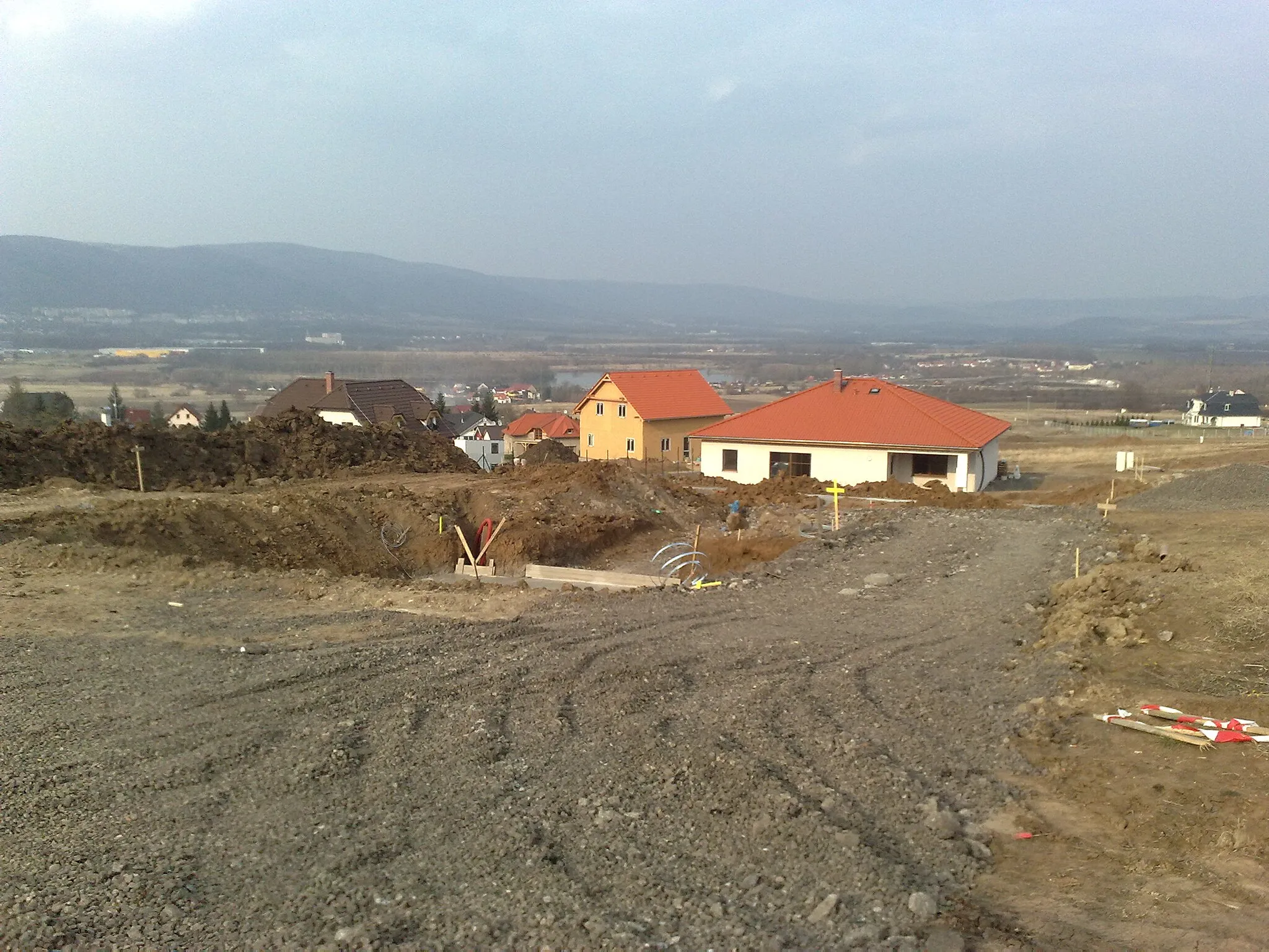 Photo showing: Nová výstavba mezi vesnicemi Drahkov a Suché, na Teplicku.