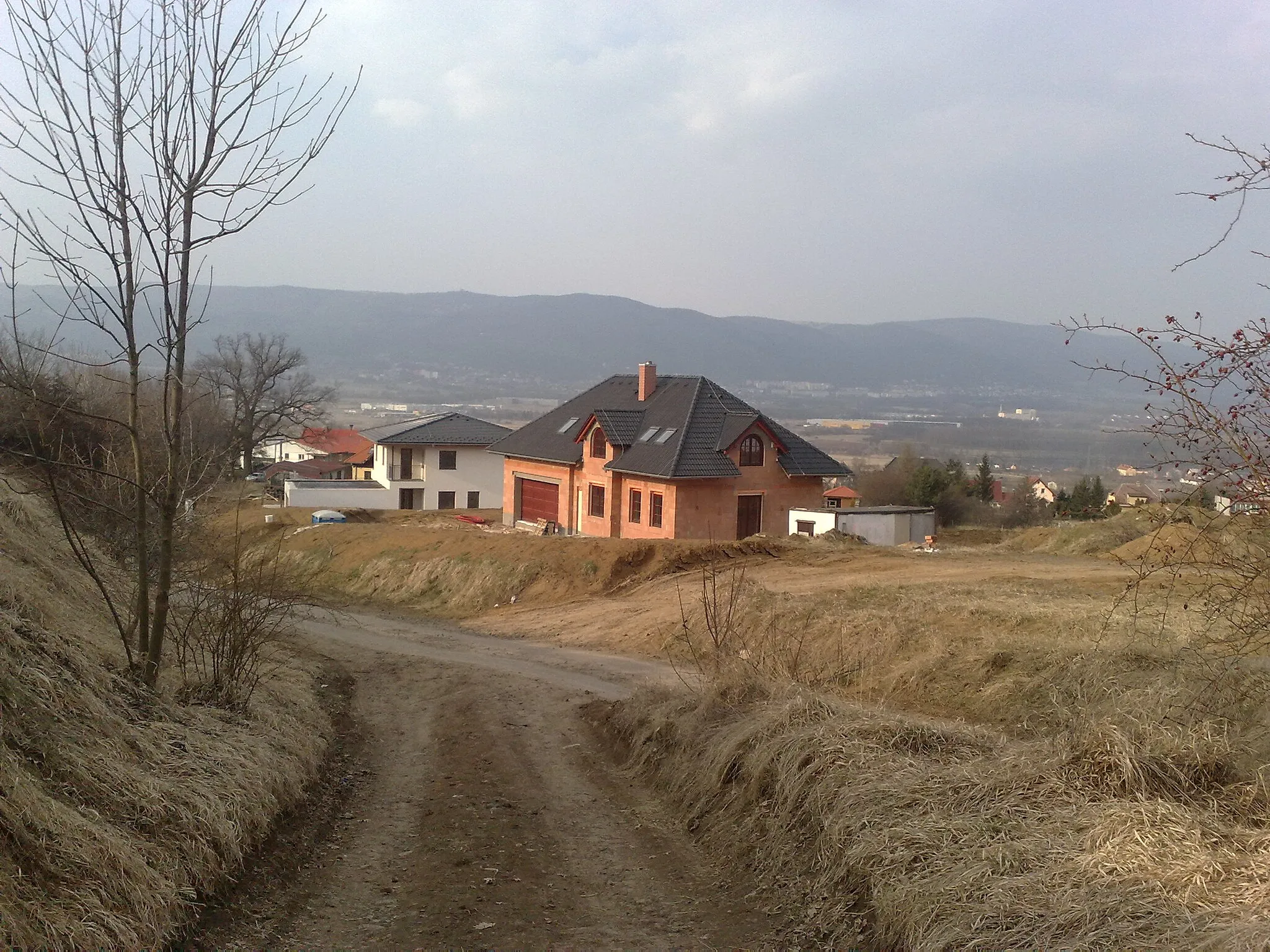 Photo showing: Nová výstavba mezi vesnicemi Drahkov a Suché, na Teplicku.