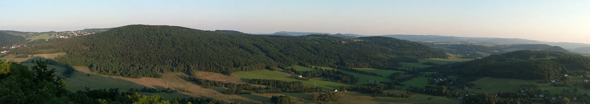 Photo showing: Panorama of the south of the Kamenický castle observation tower on Castle Hill near the town of Česká Kamenice, Ústí nad Labem Region, Czech Republic