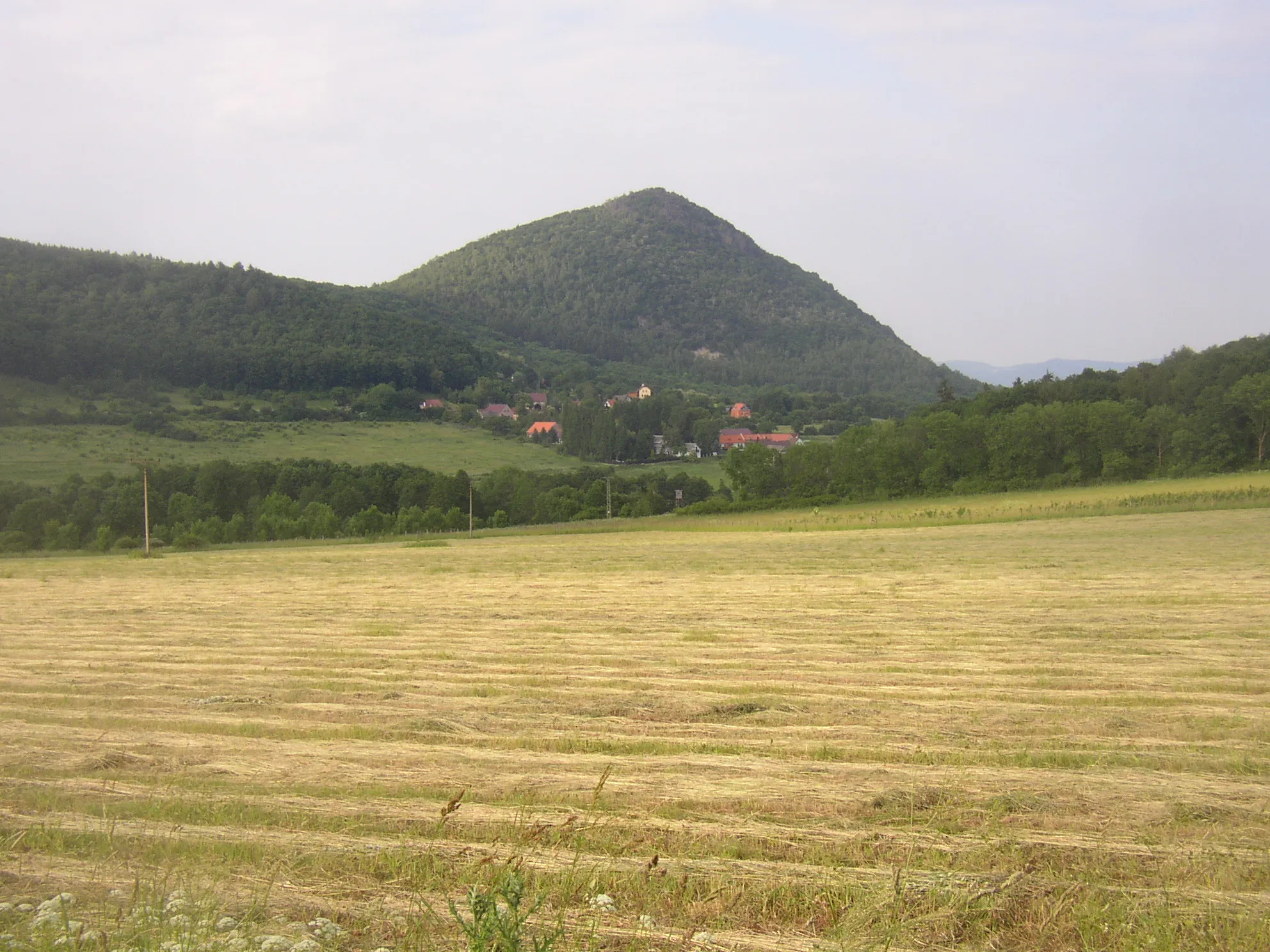 Photo showing: České středhoří, Czech Republic. Lipská hora (688 m) and village of Lhota (part of Třebenice municipality) as seen from southwest.