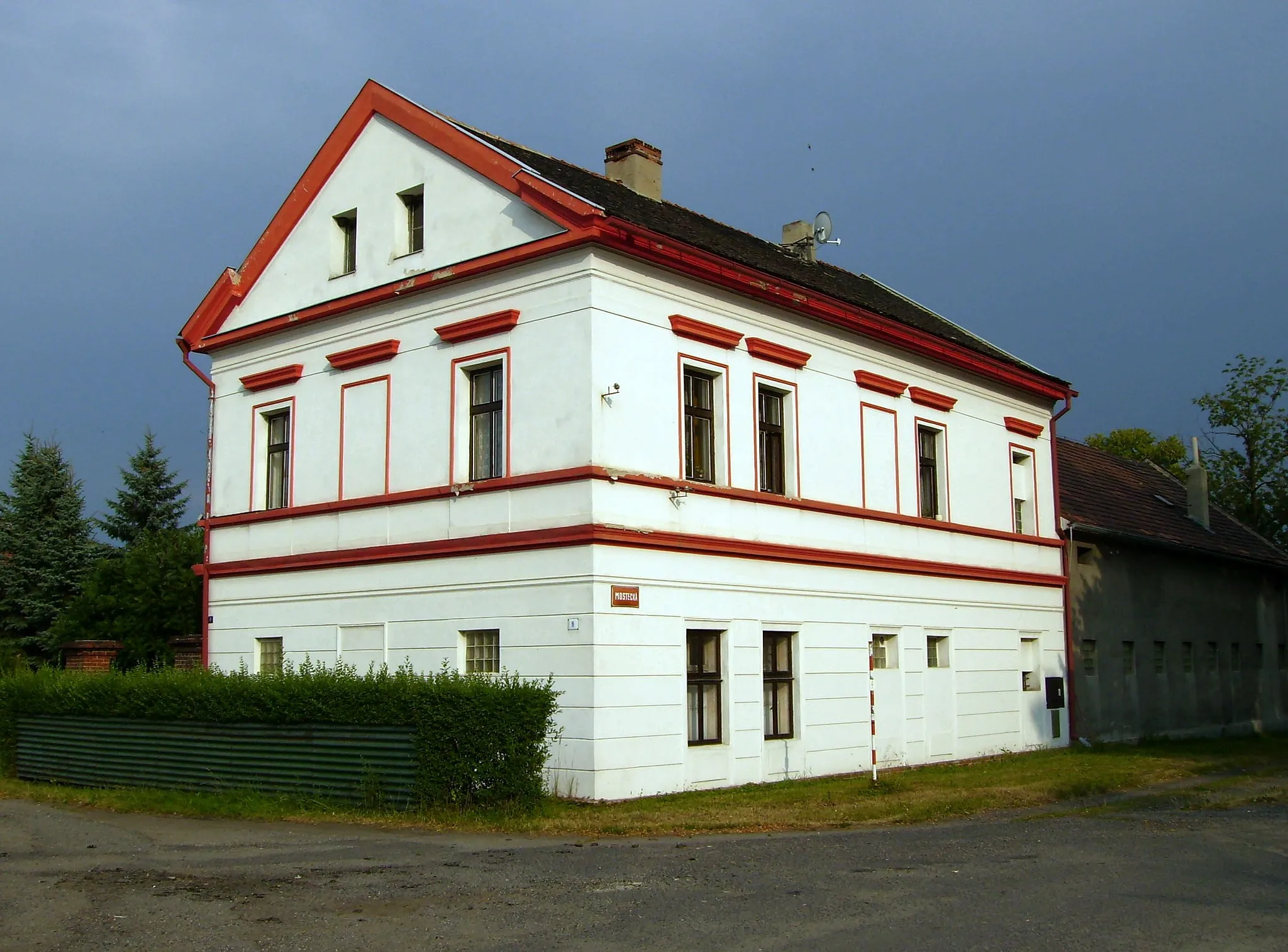 Photo showing: A repaired house in Marianske Radcice, Czech Republic