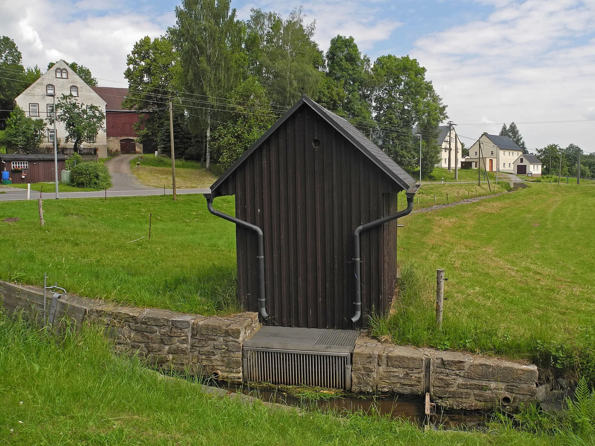 Photo showing: Revierwasserlaufanstalt Freiberg: Blechschütz am Beginn des Zethauer Kunstgrabens in Zethau, OT von Mulda/Sa.