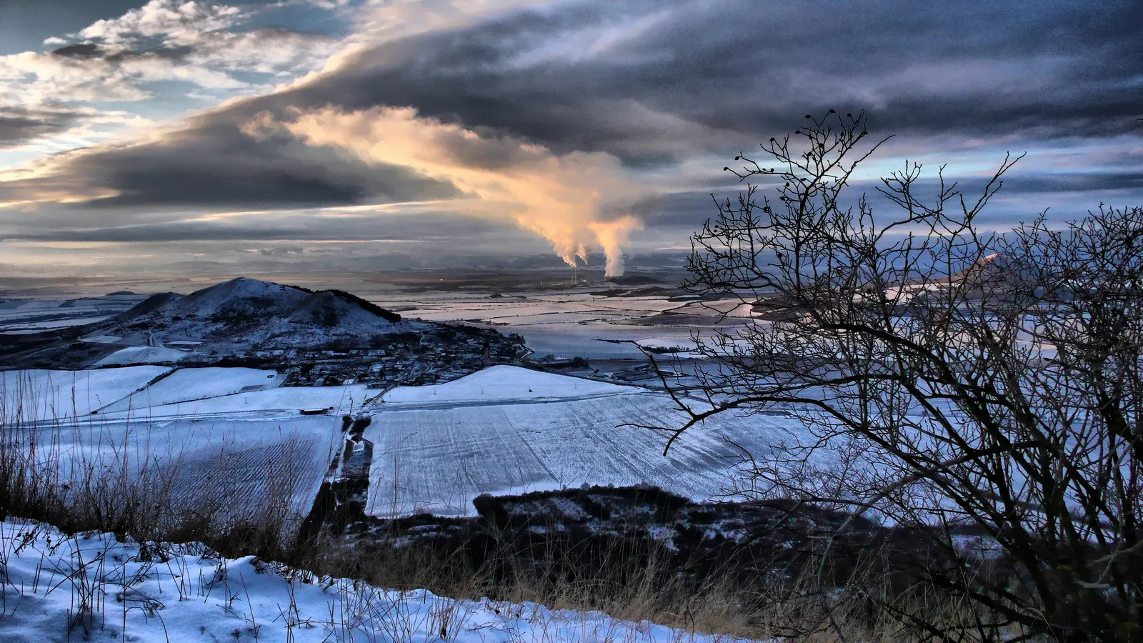 Photo showing: A little smoke..., Power Plant Počerady