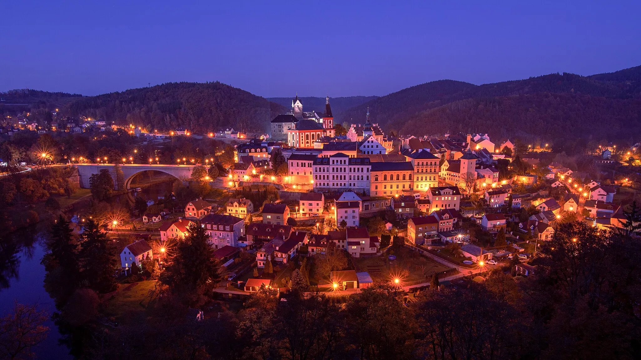 Photo showing: Celkový pohled na město a hrad Loket.