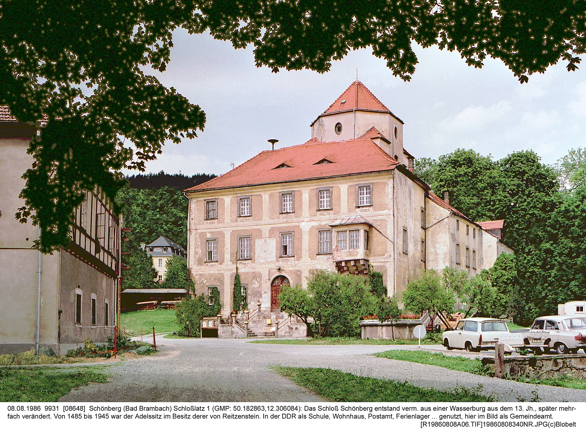 Photo showing: 08.08.1986  9931  [08648]  Schönberg (Bad Brambach) Schloßlatz 1 (GMP: 50.182863,12.306084): Das Schloß Schönberg entstand verm. aus einer Wasserburg aus dem 13. Jh., später mehrfach verändert. Von 1485 bis 1945 war der Adelssitz im Besitz derer von Reitzenstein. In der DDR als Schule, Wohnhaus, Postamt, Ferienlager ... genutzt, hier im Bild als Gemeindeamt.                                                                                         [R19860808A06.TIF]19860808340NR.JPG(c)Blobelt