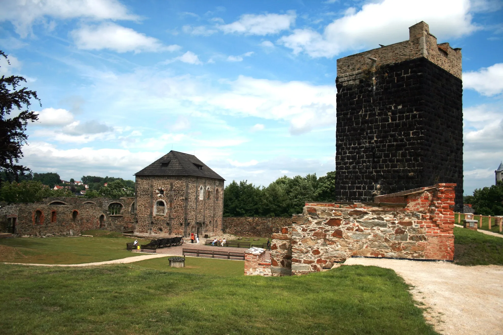 Photo showing: Inner space of Cheb castle with Black tower and Castle Chapel, west of Czech Republic