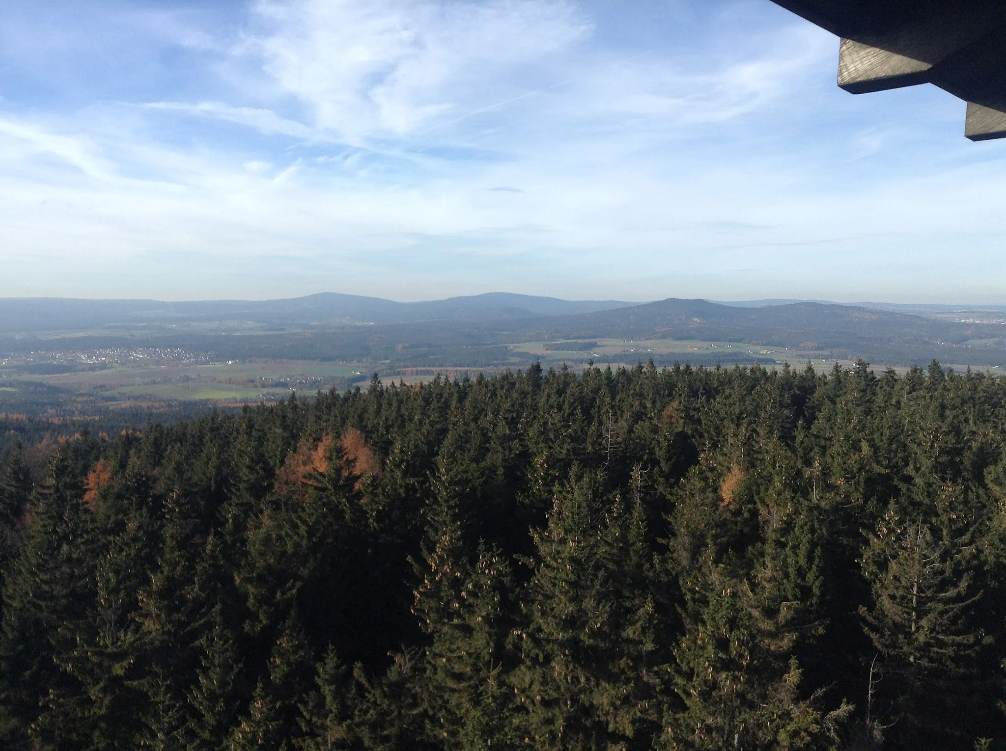 Photo showing: Waldershofer Senke vom Steinwald aus, im Hintergrund die Gipfel von links nach rechts Ochsenkopf, Schneeberg, Kösseine und Burgstein