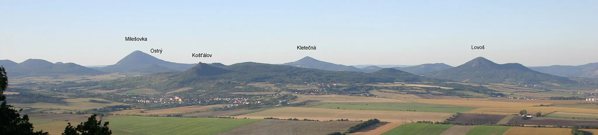 Photo showing: Western part of České středohoří, Czech Republic. A view from Házmburk hill towards north.