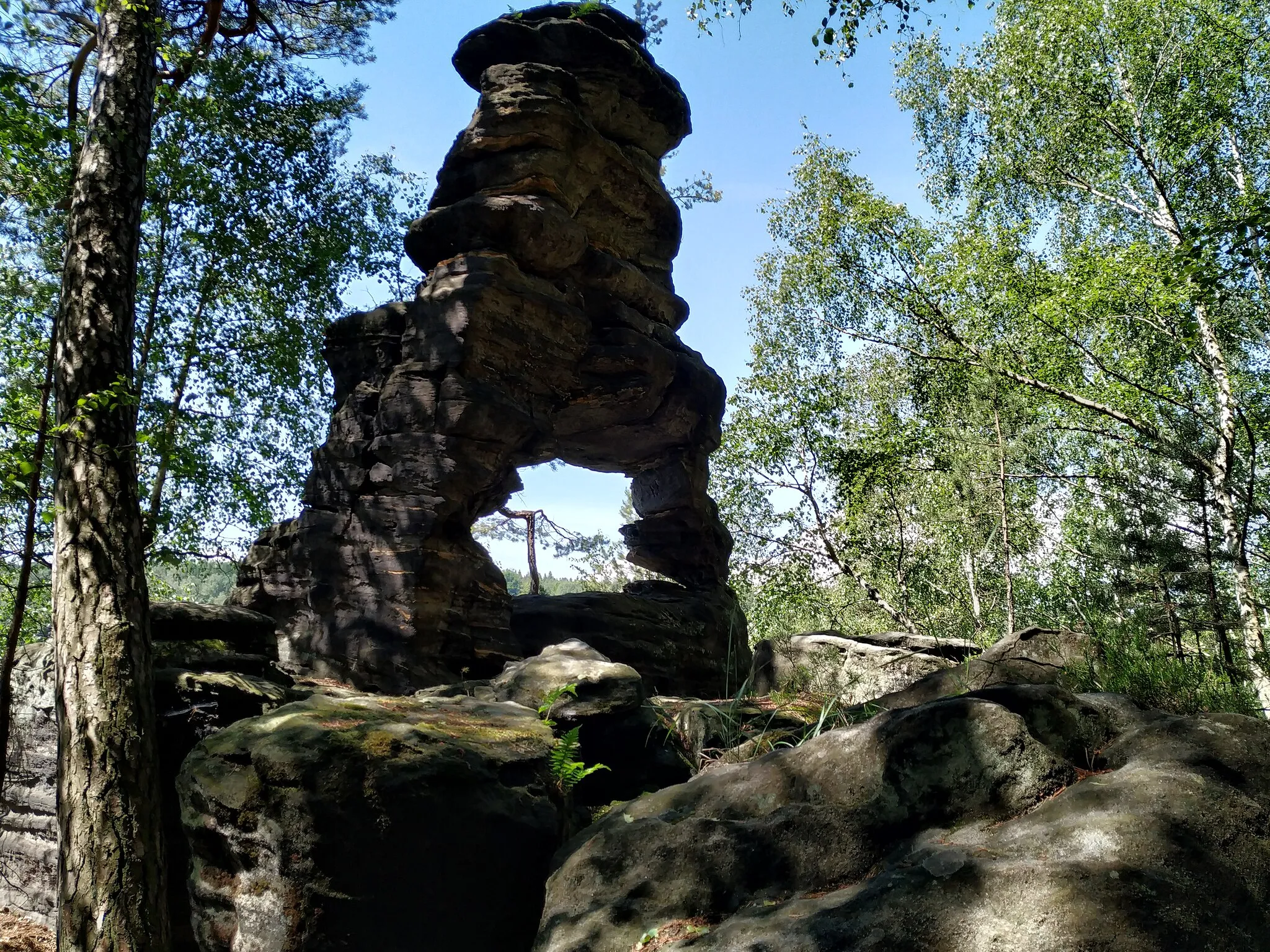 Photo showing: Felsentor aus Sandstein auf dem Lochstein oberhalb des Bielatals in der Gemeinde Rosenthal-Bielatal im Landkreis Sächsische Schweiz-Osterzgebirge in Sachsen