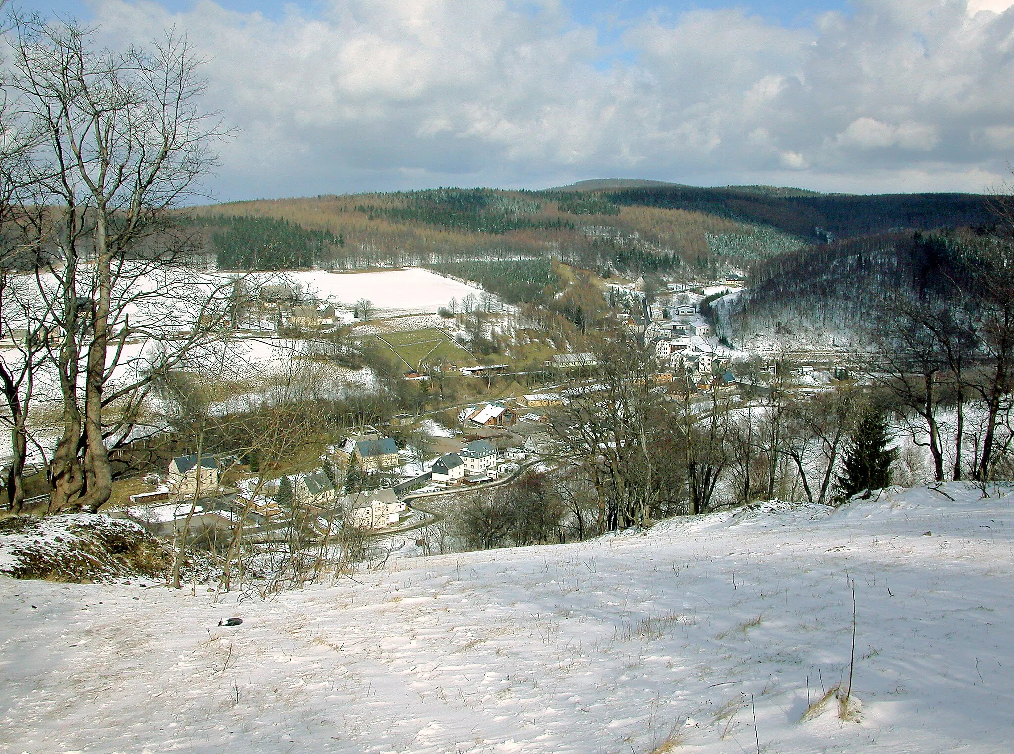 Photo showing: 05.03.2008  CZ  435 46  Hora Svaté Kateriny {Sankt Katharinaberg}: Blick von Tschechien nach Deutschkatharinenberg (GMP: 50.610610,13.435110) in Deutschland im Tal des Grenzflusses Schweinitz. [DSCN31688.TIF]20080305090DR.JPG(c)Blobelt