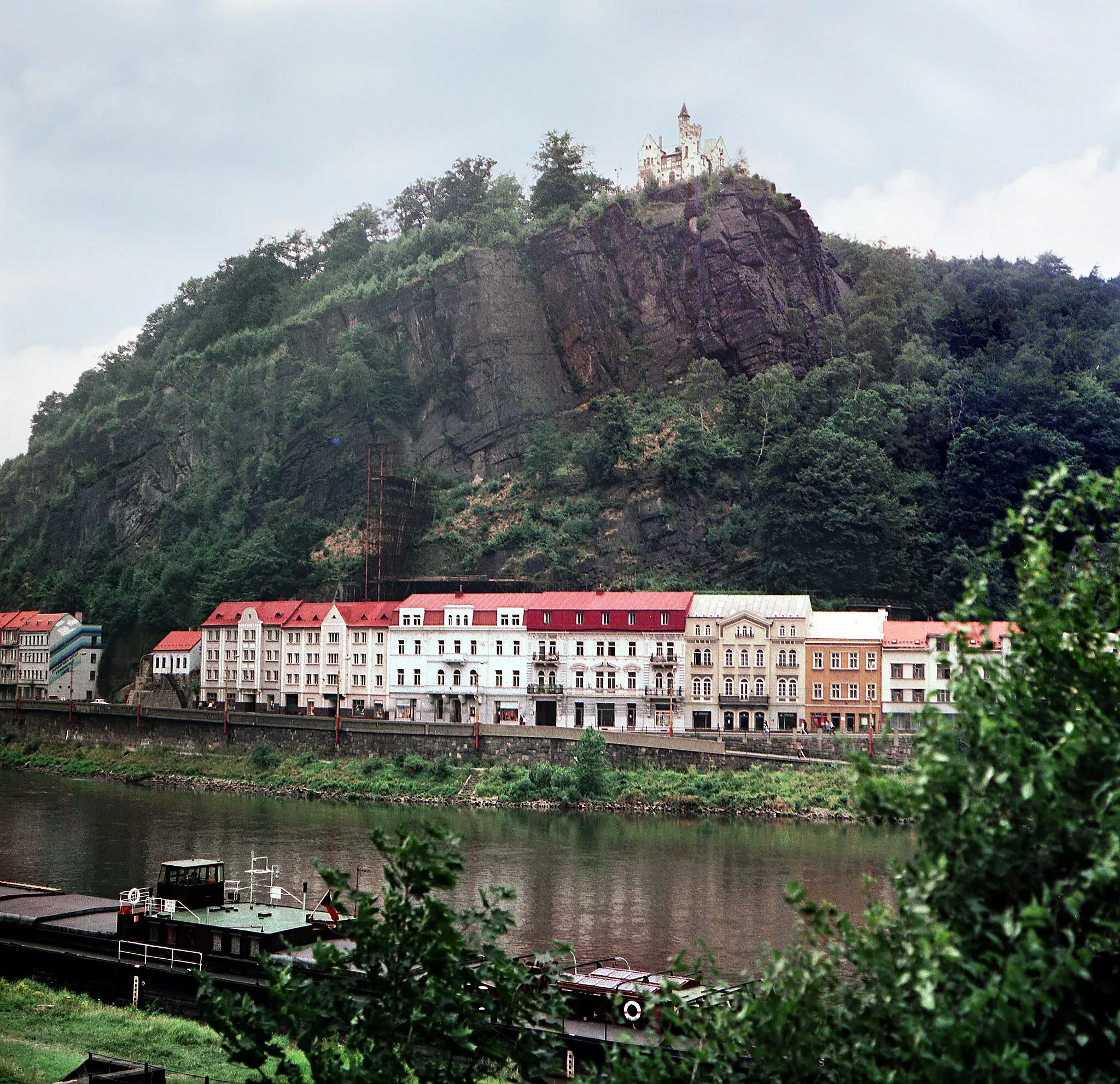 Photo showing: 28.08.1987   Decin (CSSR): Blick über die Elbe zur Schäferwand mit der 1905 errichteteten romantischen kleinen Burg (GMP: 50.780062,14.204387) mit Restaurant.                                 [R19870828A08.jpg]19870828010NR.JPG(c)Blobelt