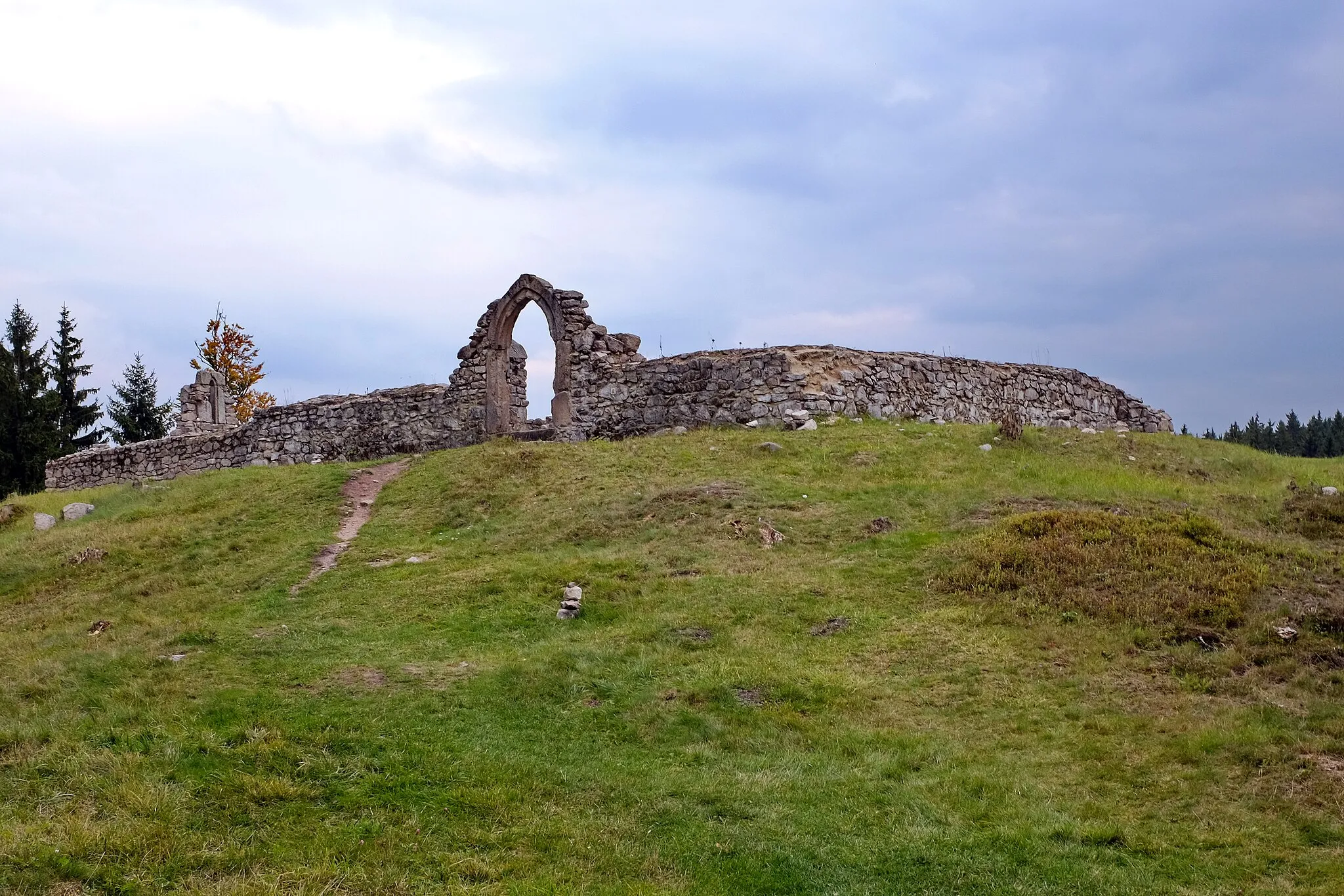 Photo showing: Ruiny kostela sv. Mikuláše pod Krudumem, Slavkovský les, okres Sokolov