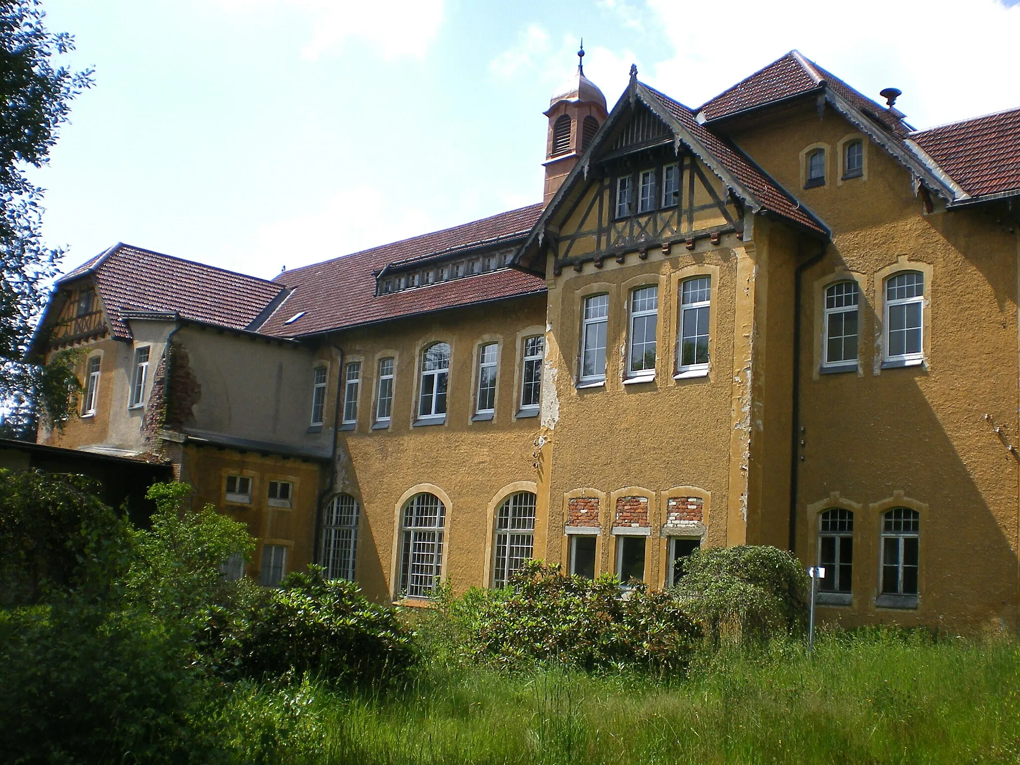 Photo showing: Die Tbc-Heilstätte wurde 1899 bis 1900 erbaut und am 15. Oktober 1900 durch die Sächsische Königin Carola eingeweiht.