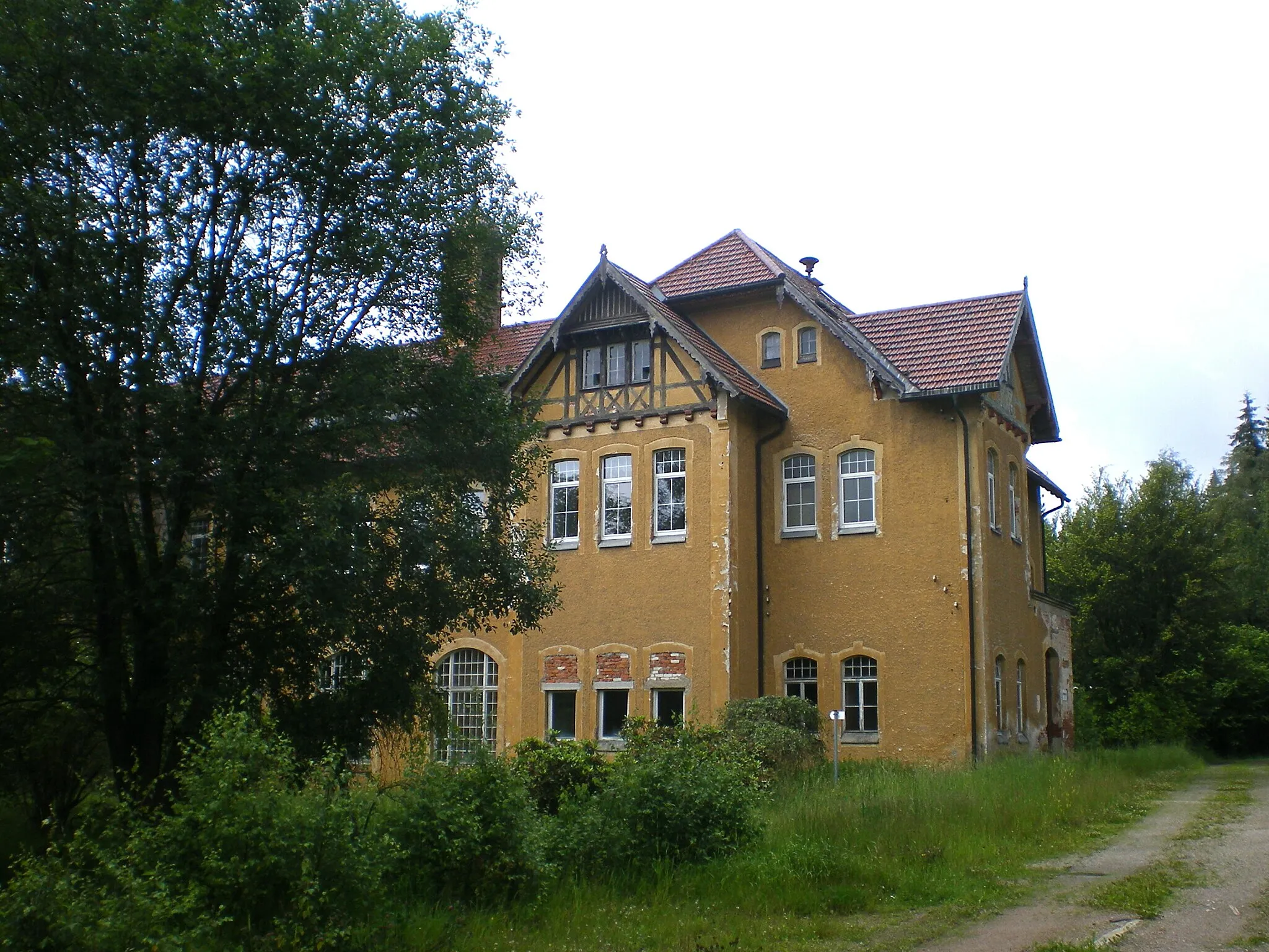 Photo showing: Die Tbc-Heilstätte wurde 1899 bis 1900 erbaut und am 15. Oktober 1900 durch die Sächsische Königin Carola eingeweiht.