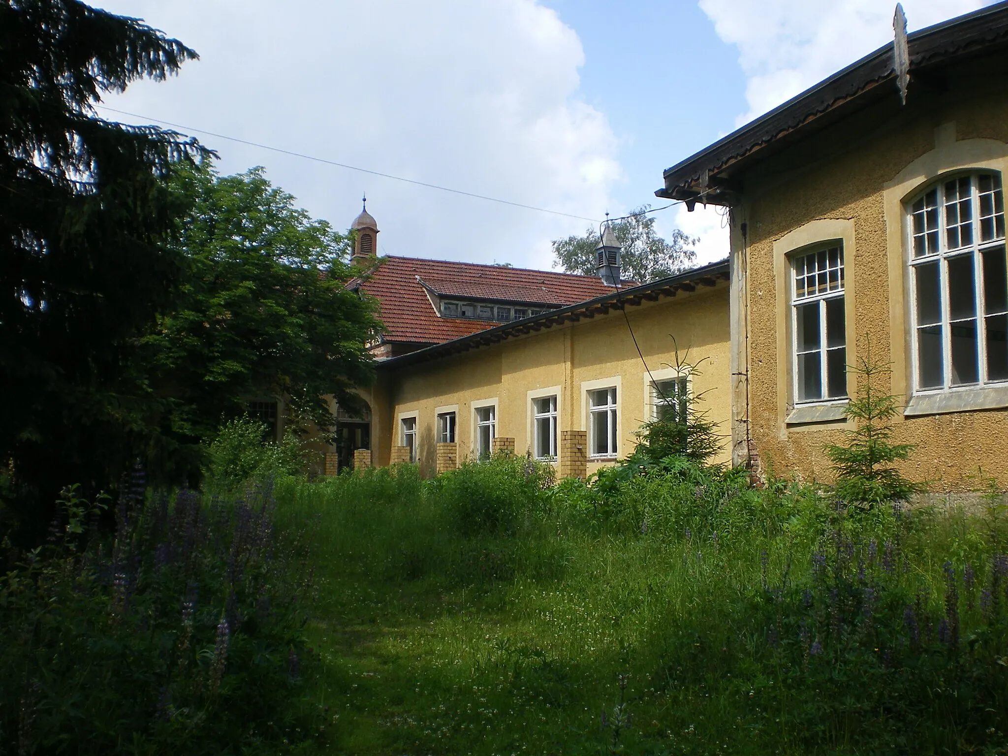 Photo showing: Die Tbc-Heilstätte wurde 1899 bis 1900 erbaut und am 15. Oktober 1900 durch die Sächsische Königin Carola eingeweiht.