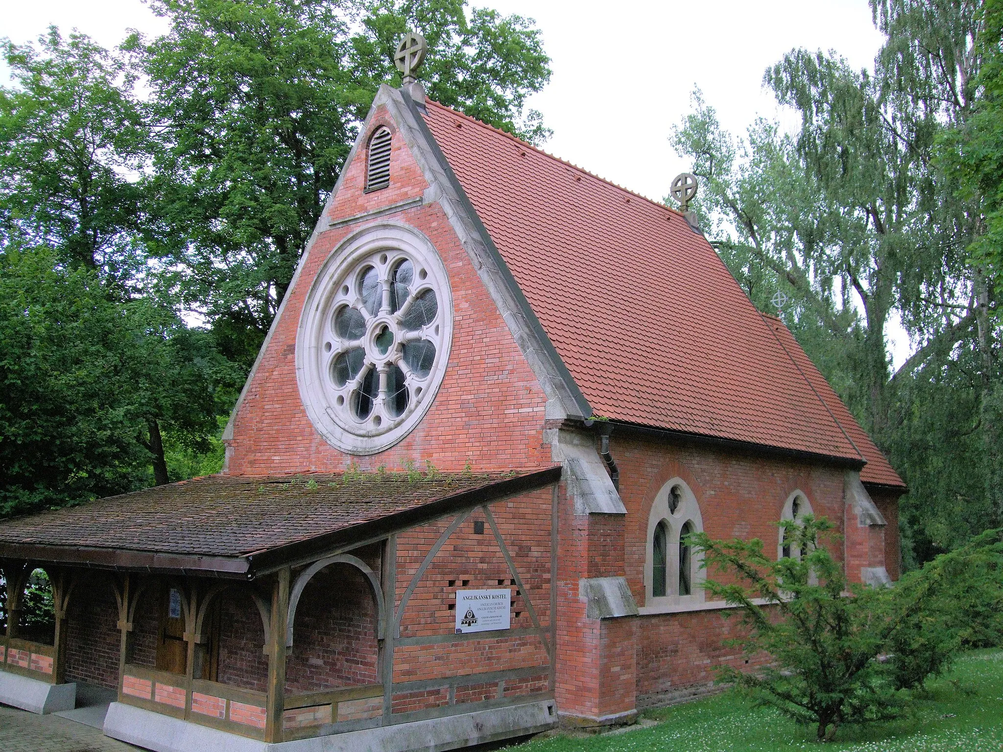 Photo showing: Former Anglican church in Mariánské Lázně, Cheb District, Czech Republic. The old red brick Anglican church in the Czech spa town of Mariánské Lázne (formerly known as Marienbad) is still standing. There was a time when Marienbad cut a dash on the royal tourism circuit. The English king, Edward VII, was a regular visitor and came to church here. It has been a while though since any services were celebrated in Marienbad's old Anglican chapel. Today the building is used as a gallery.