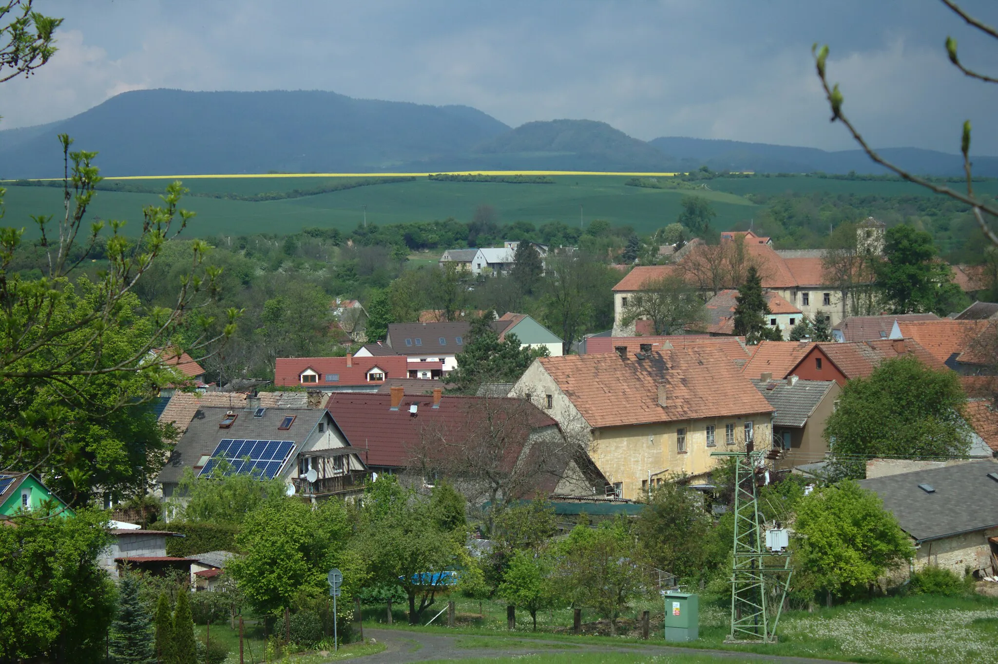 Photo showing: View of the village of Zahořany near Křešice, Ústí Region, CZ