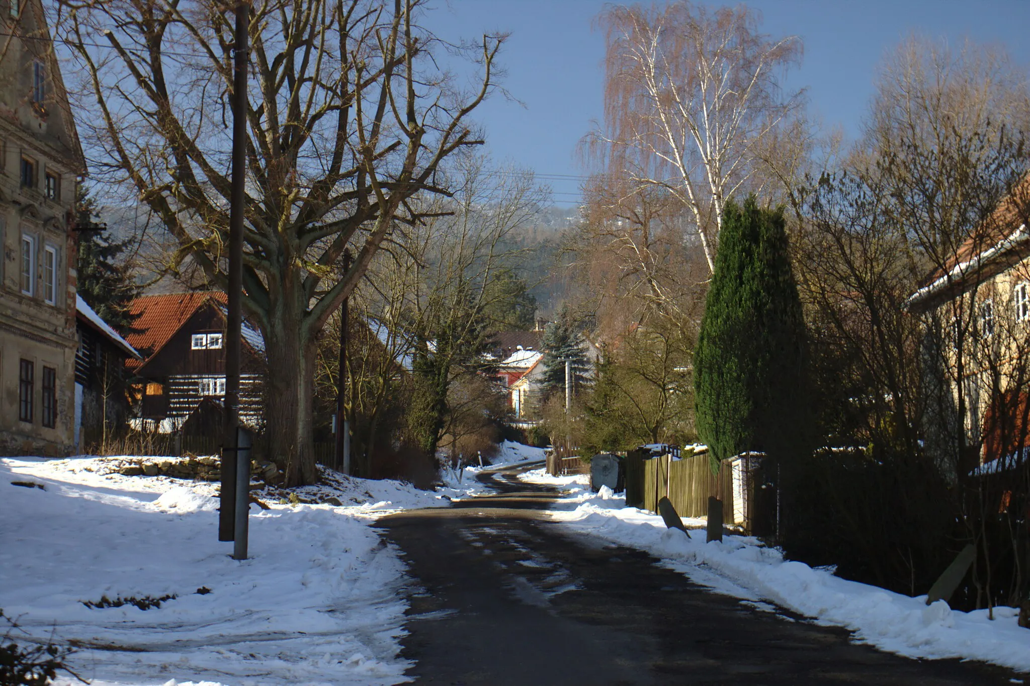 Photo showing: The eastern edge of teh Srdov village in České středohoří mountains, CZ