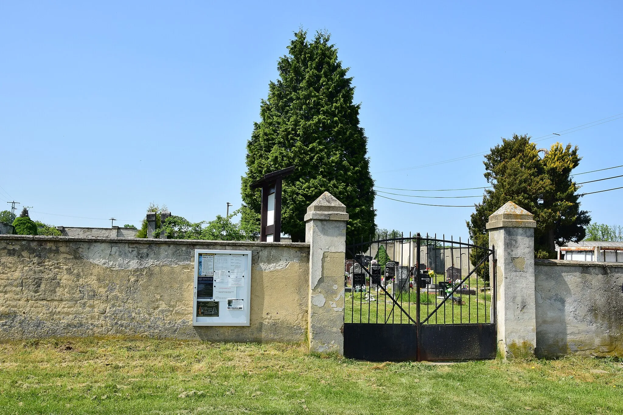 Photo showing: Lesná – hřbitovní brána
