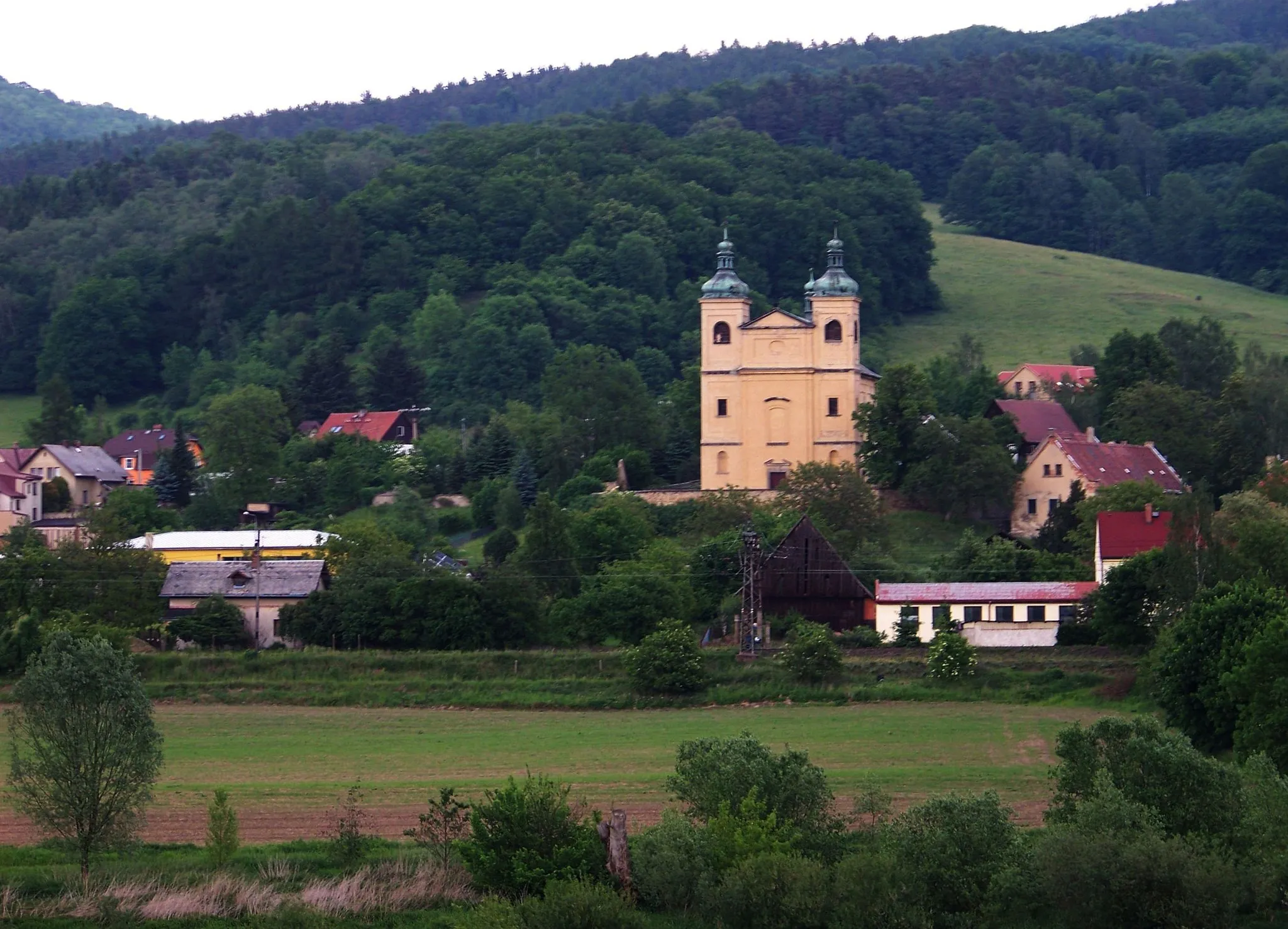 Photo showing: Děčín XXXIII-Nebočady, Děčín District, Ústí nad Labem Region, the Czech Republic. Saint Lawrence church, a view from the train to Děčín.