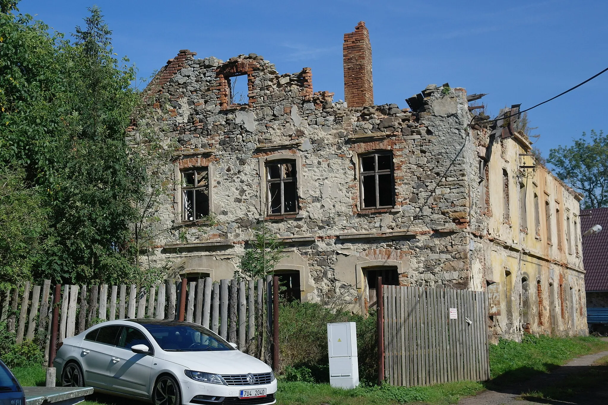 Photo showing: Libov, ruina budovy v areálu statku