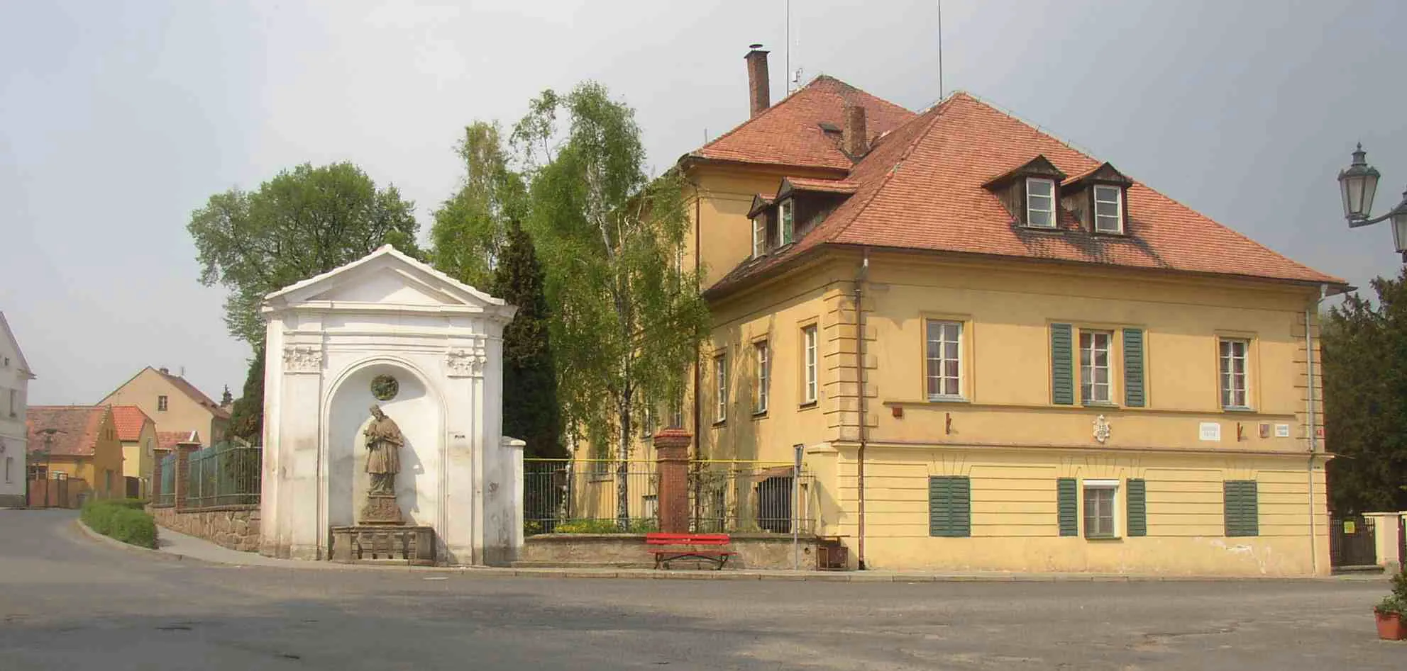 Photo showing: Chapel of St John Nepomucene and side view of manor house (today a school) in Třebívlice, Czech Republic.