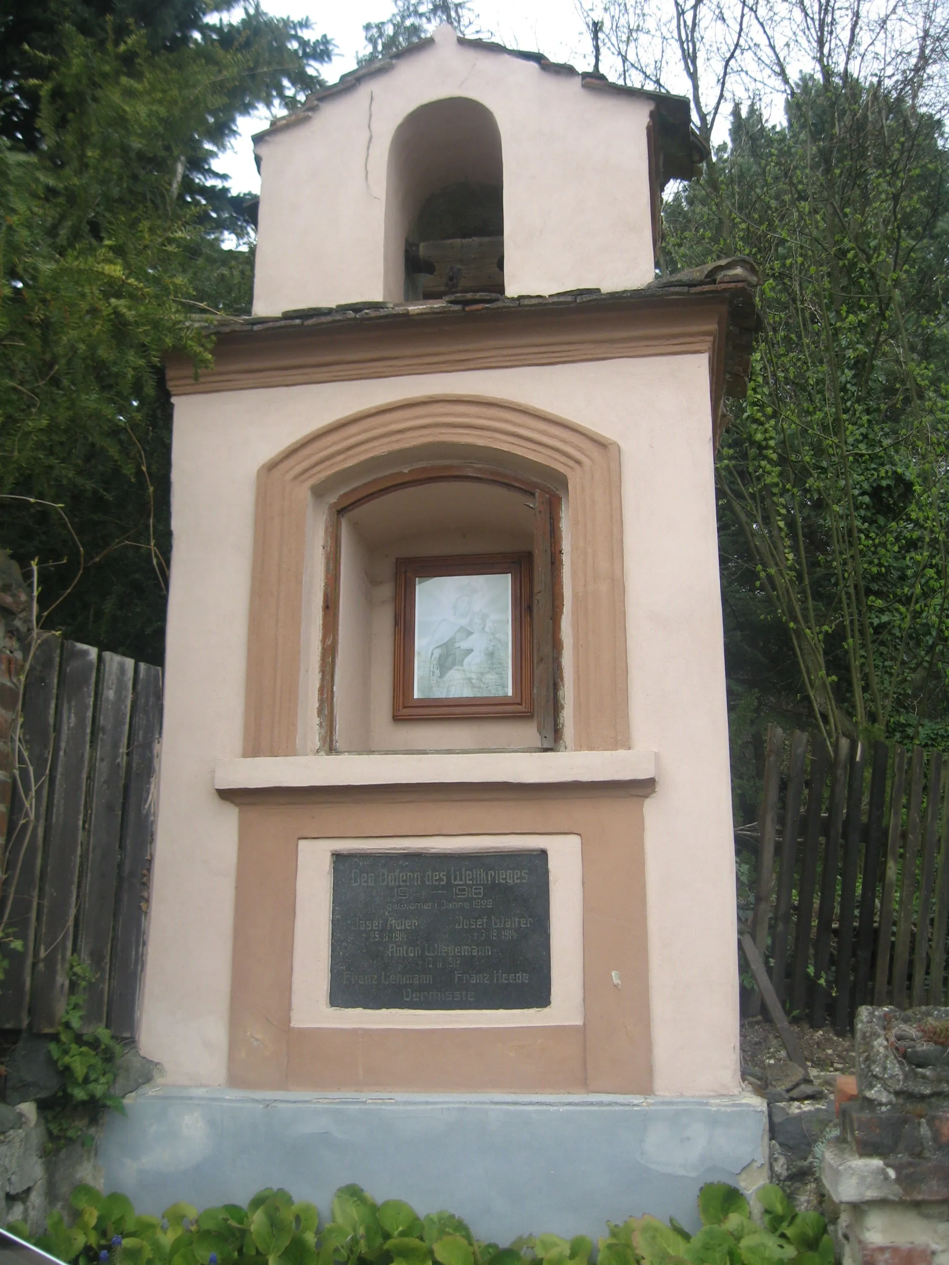 Photo showing: Wayside shrine in Dřevce with the plaque of victims in the World War I