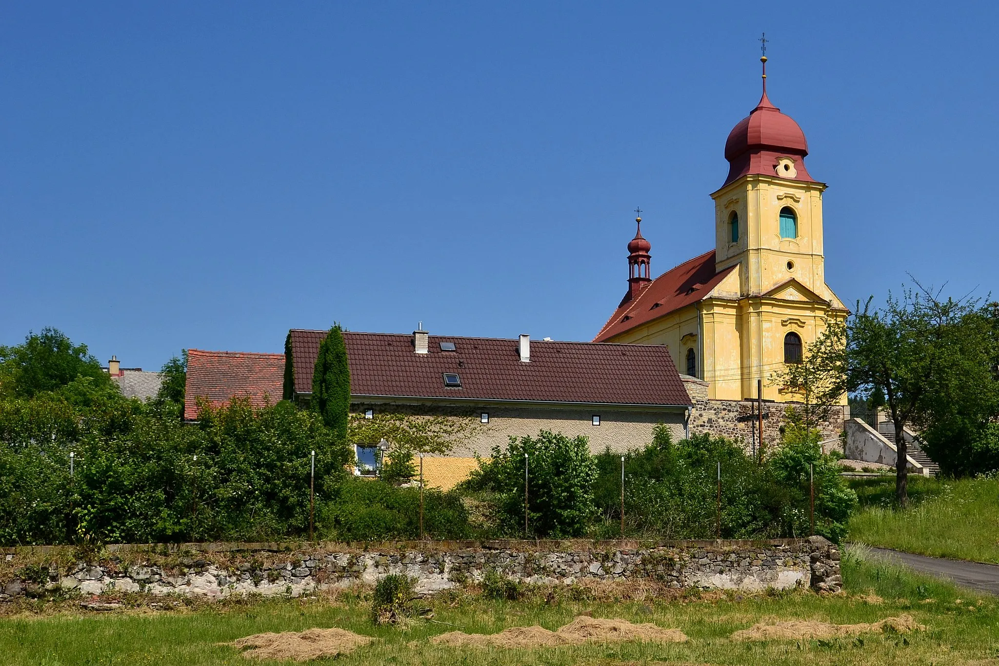 Photo showing: Střed vesnice s kostelem svatého Prokopa