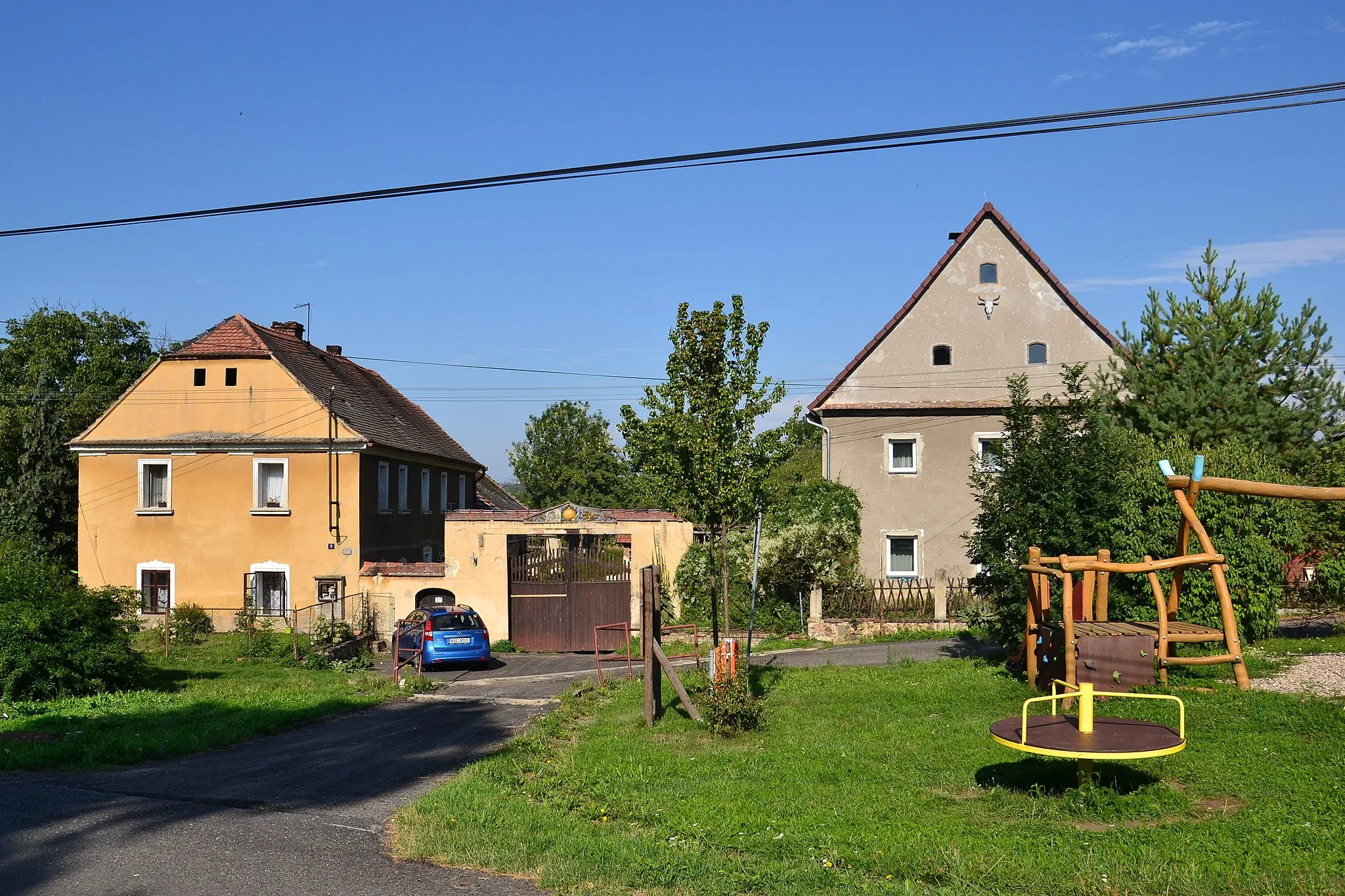 Photo showing: Usedlosti na návsi