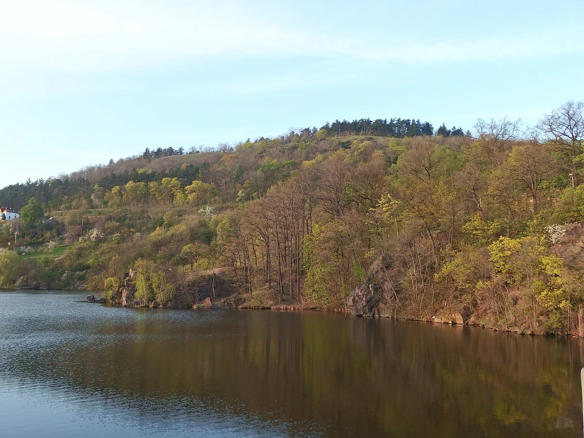 Photo showing: Kadaň, Chomutov District, Czech Republic. Reservoir and Svatý vrch hill.