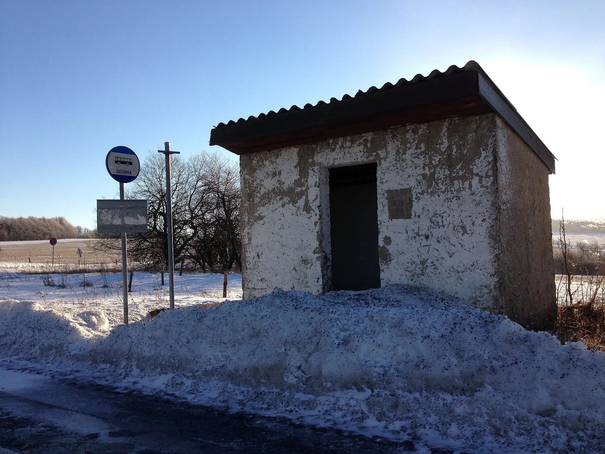 Photo showing: Autobusová zastávka Krásný Les, rozcestí Nakléřov v Krušných horách