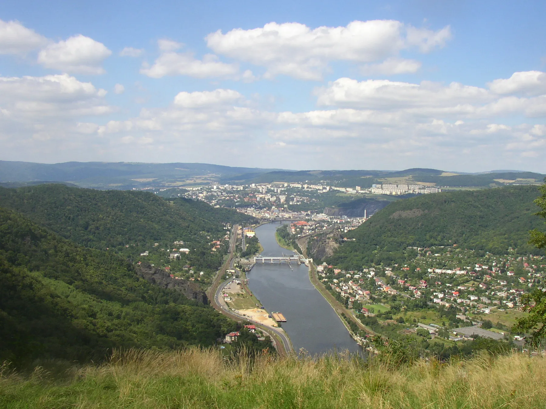 Photo showing: City of Ústí nad Labem, Czech Republic, as seen from south, from Vaňovská skála (Vaňov Rock) lookout point.