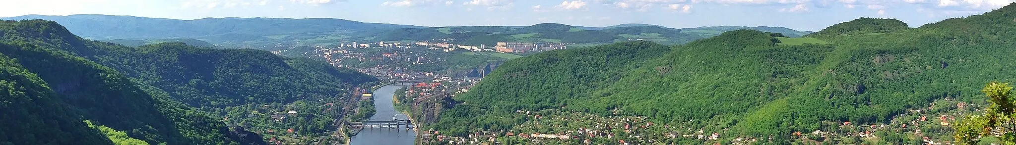 Photo showing: Pohled na labské údolí a Ústí nad Labem z vyhlídky Skály (448 m n. m.) nad Vaňovem. V údolí je patrný Vaňov, část Střekova, hrad Střekov, Masarykova zdymadla a NPP Vrkoč.