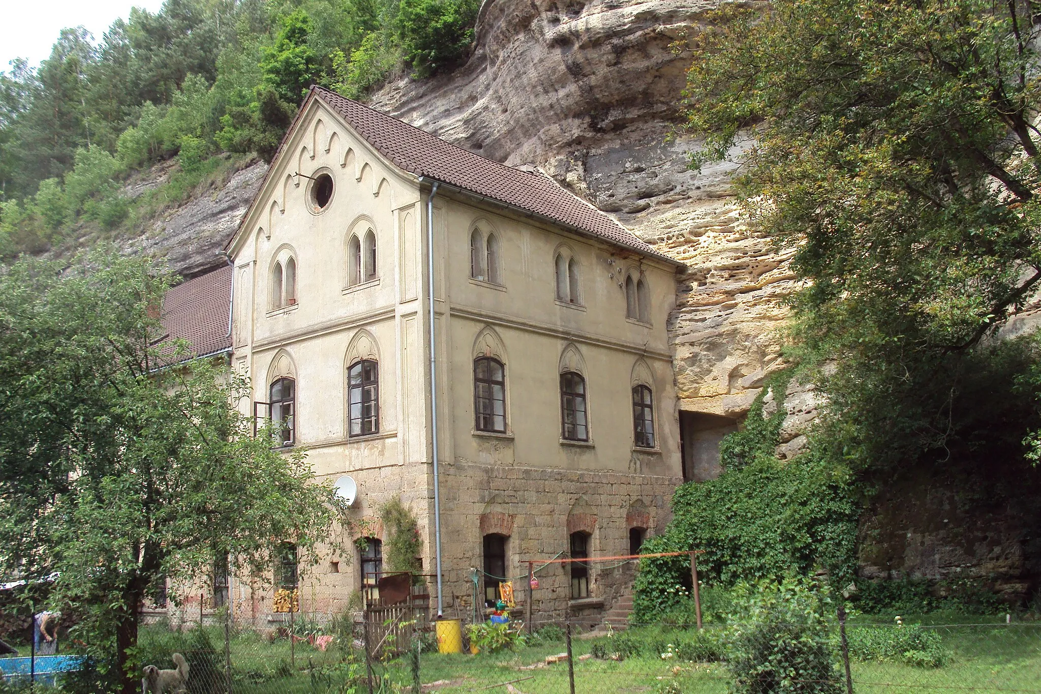 Photo showing: Cvikov-Lindava č. p. 308. Někdejší brusírna je u silnice z Velenic do Svitavy, pohled na pravý bok budovy.