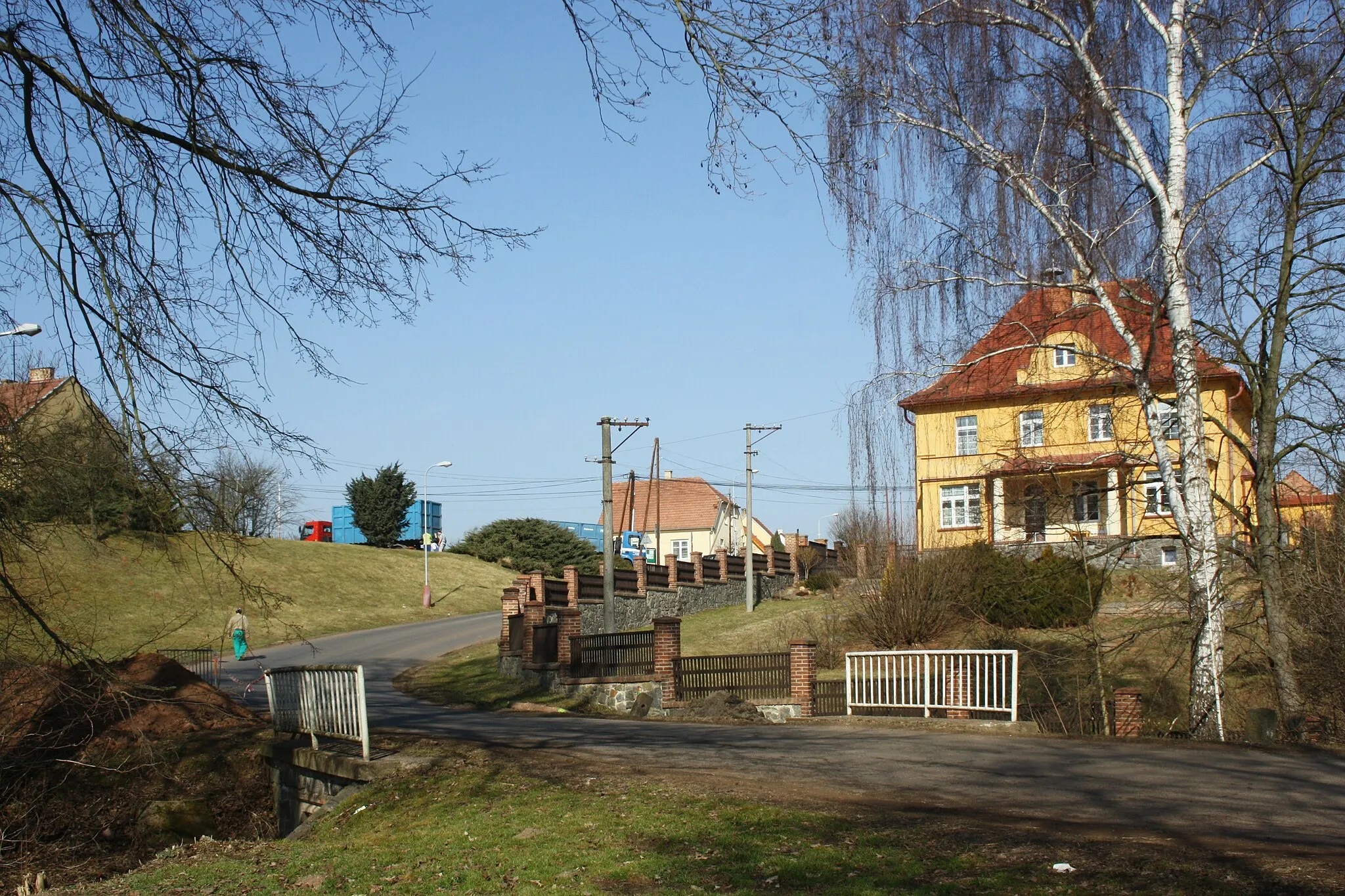 Photo showing: Petrohrad - pohled od mostku přes Podvinecký potok k obecnímu úřadu
