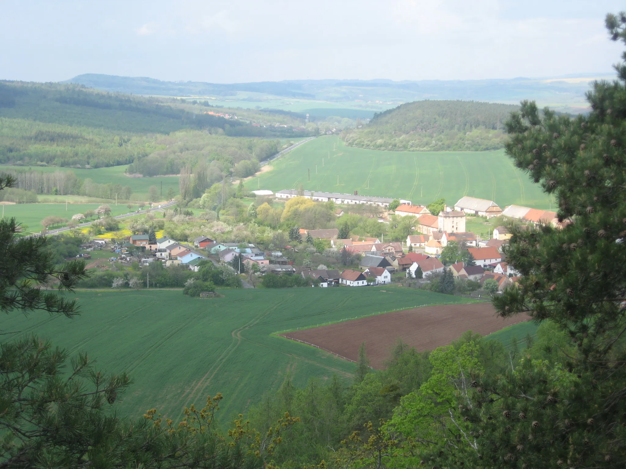 Photo showing: Ležky - total view