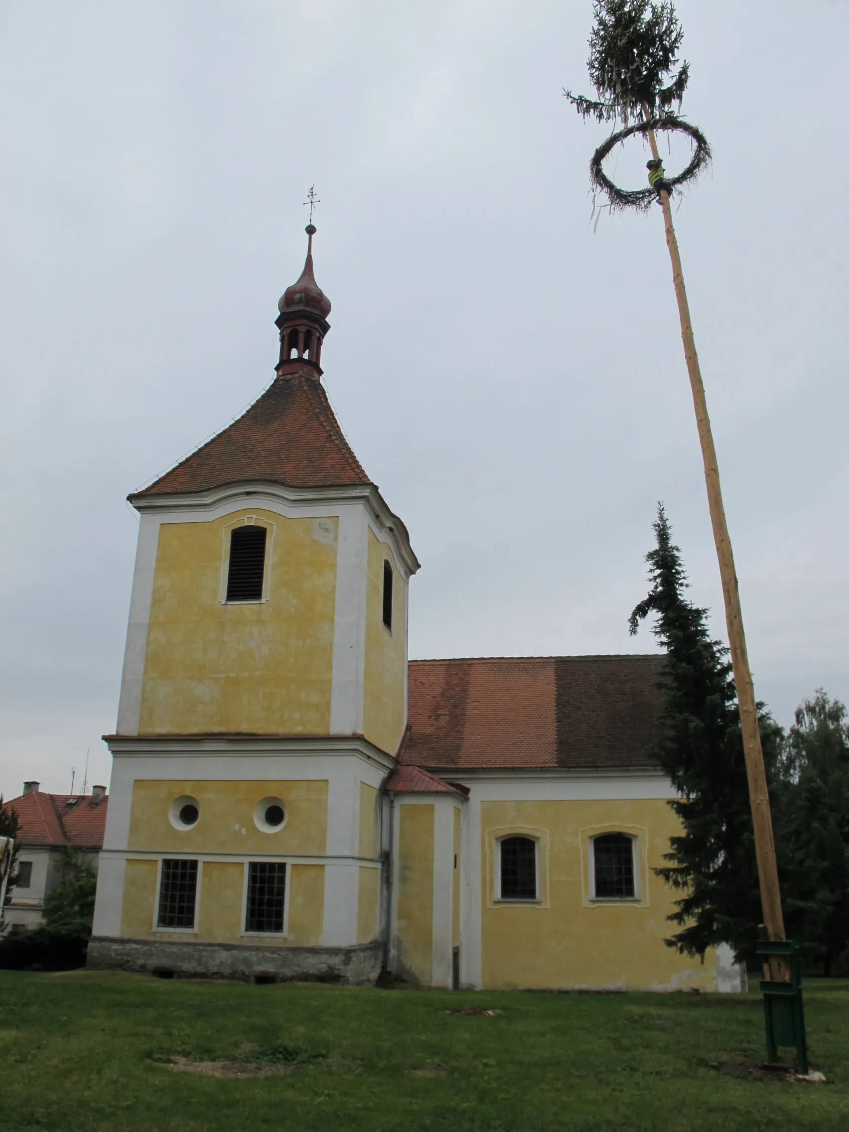 Photo showing: Church in Stebno with maypole