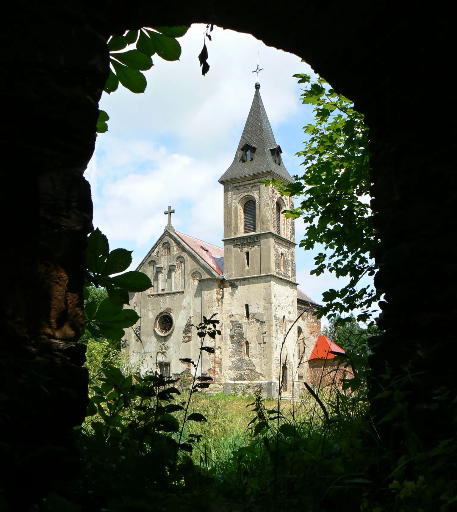 Photo showing: Hill with ruins of the castle and church spans to the natural monument Krasíkov, near Kokašice in Tachov District