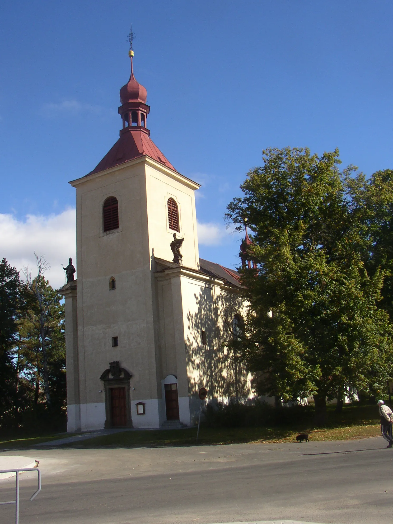 Photo showing: Bohušovice nad Ohří, Litoměřice District, Czech Republic. SS Procopius and Nicholas church in northern side of Hus Square.