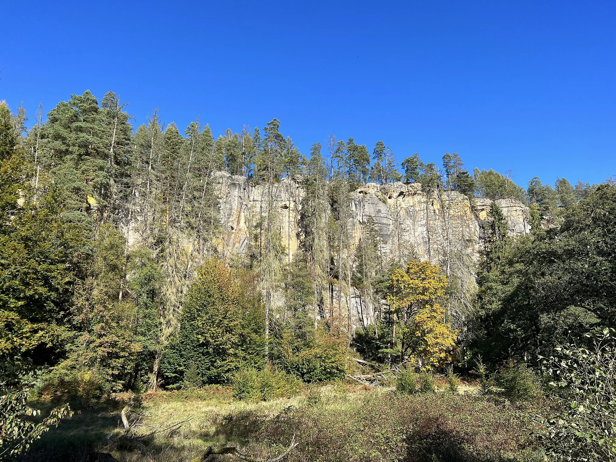 Photo showing: Blick von der Alten Böhmerstraße auf die Rabensteine, einem Felsenmassiv aus Sandstein im Nationalpark Sächsische Schweiz, Sachsen, Deutschland