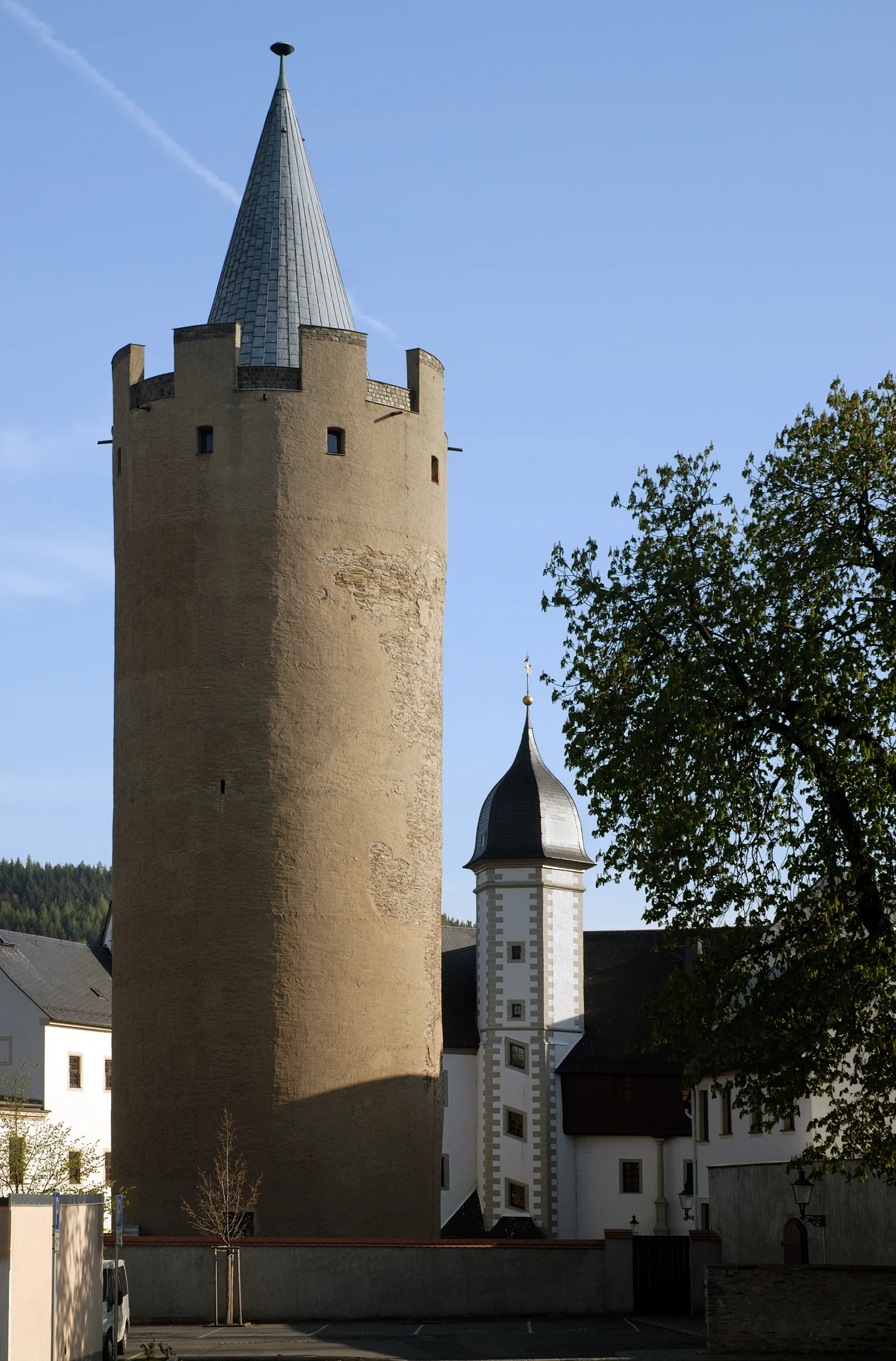 Photo showing: This image shows the "Dicker Heinrich" burgfried and "Schlanke Margarete" stair tower of the castle Wildeck in Zschopau, Germany.